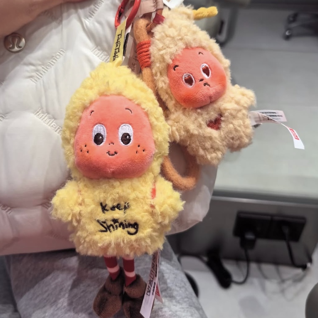 Pop Mart Twinkle Twinkle Savor the Moment Series-Fresh-Baked Mini Cookies Plush Pendant Coconut Crisp (Opened Case), Pop Mart Twinkle Twinkle Sweet Dreams Forecast Series Plush Pendant Keep Shining (Opened Case) 착용 스타일