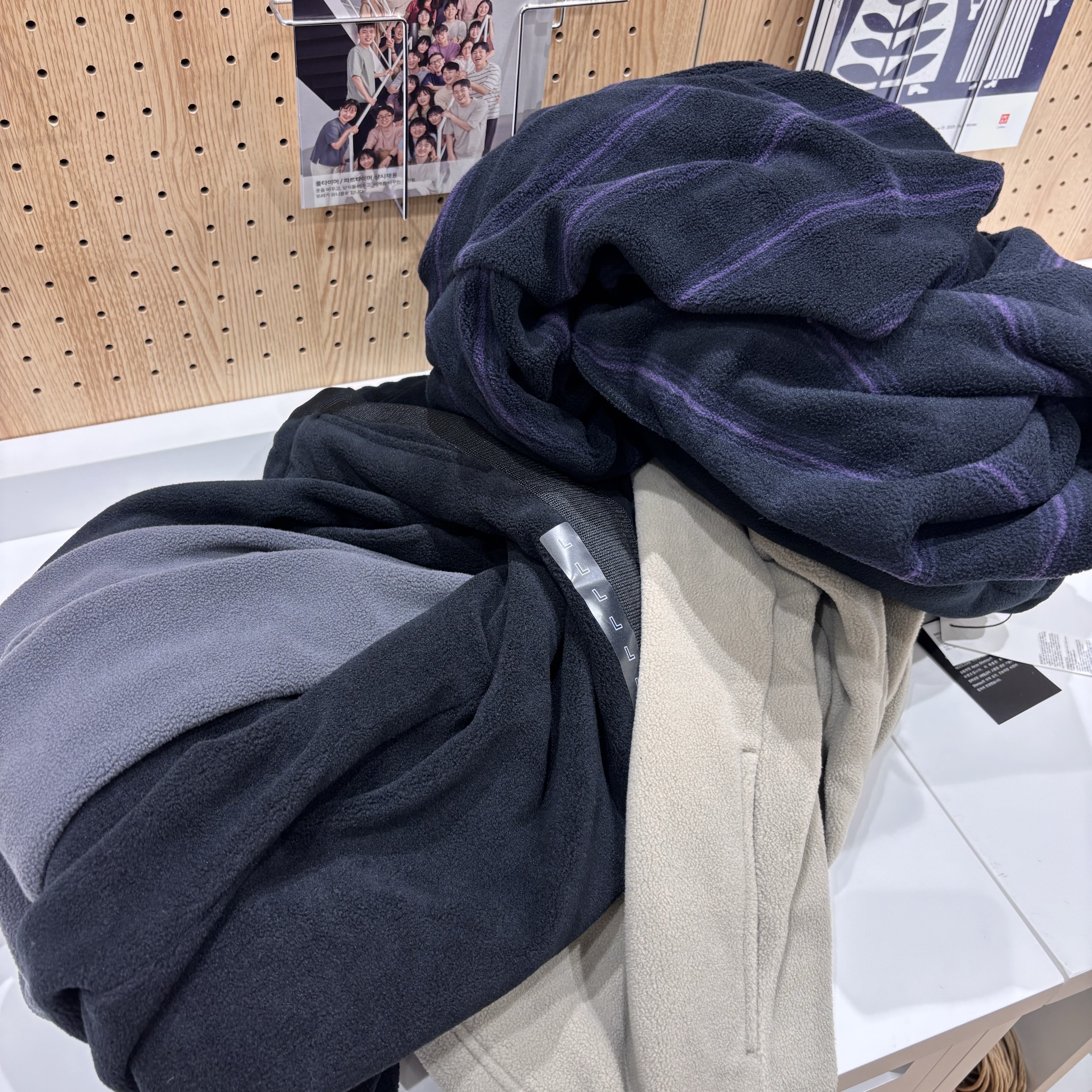 Uniqlo x Needles Fleece Oversized Cardigan Black - KR, Uniqlo x Needles Fleece Oversized Cardigan Beige - KR 착용 스타일