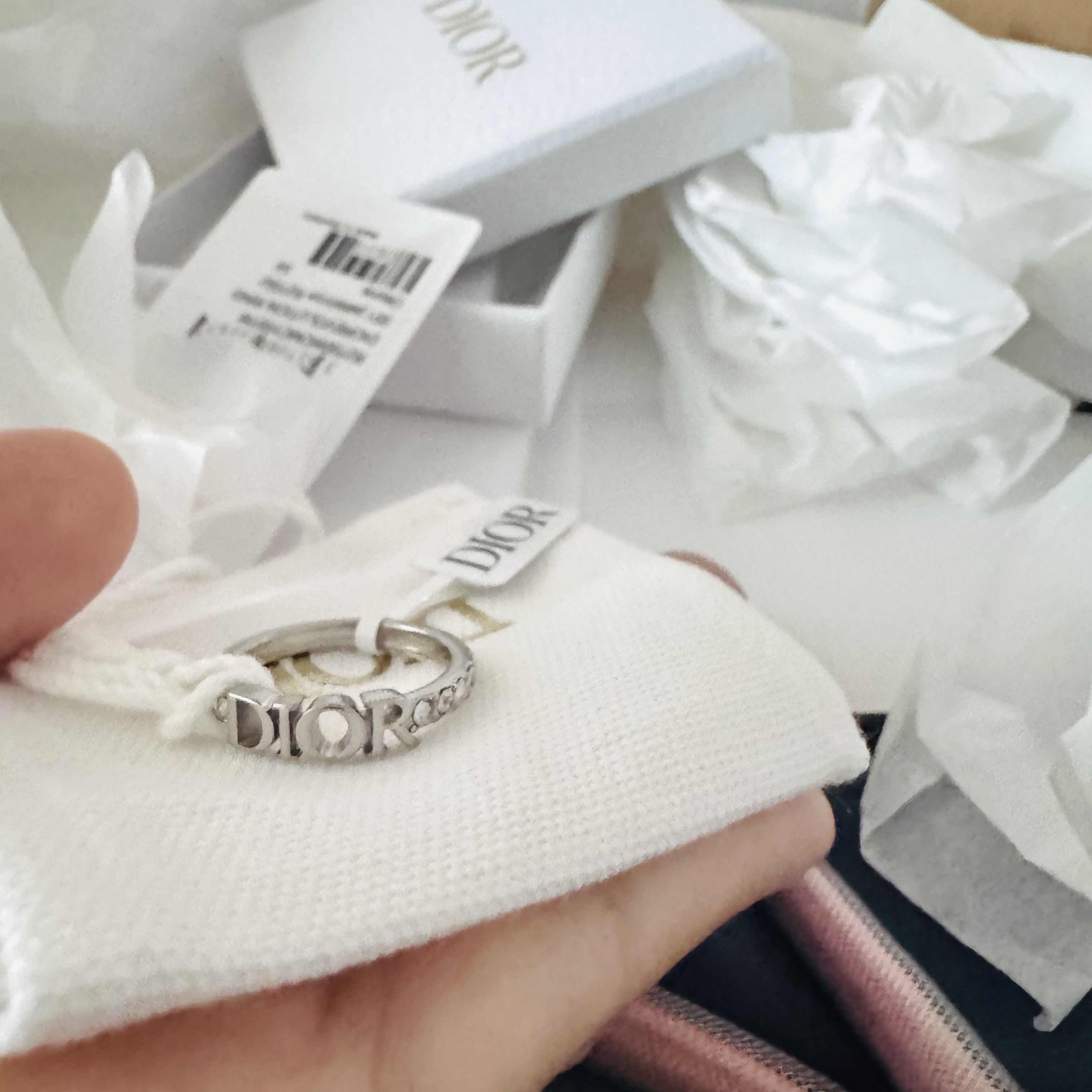 (W) Dior Diorevolution Ring Silver Finish Metal & White Crystals 착용 스타일 - 1
