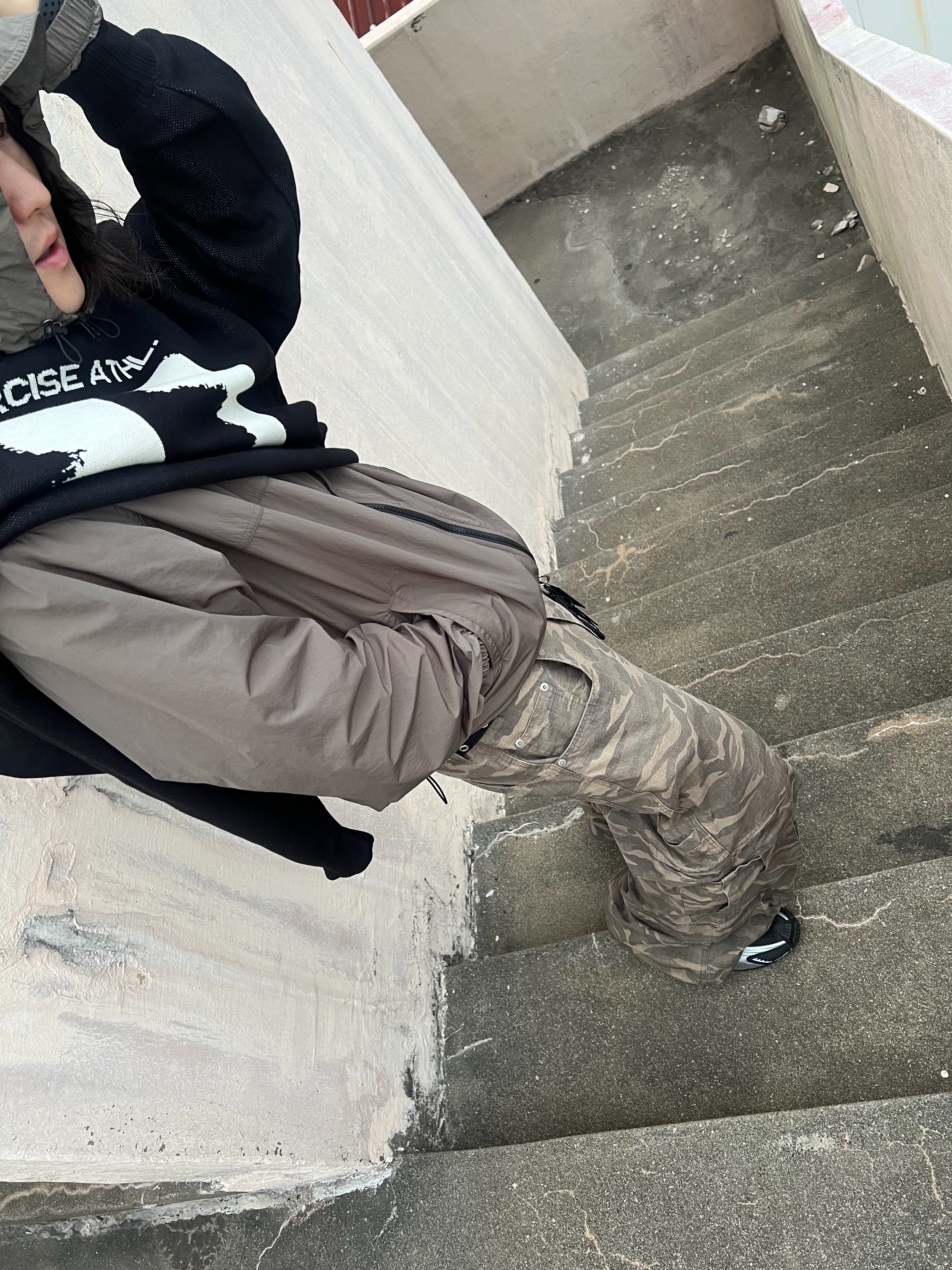 [KREAM Exclusive] Kamien Titan Baggy Pants Kream Camo, Nike Shox R4 Metallic Silver Red 착용 스타일 - 9