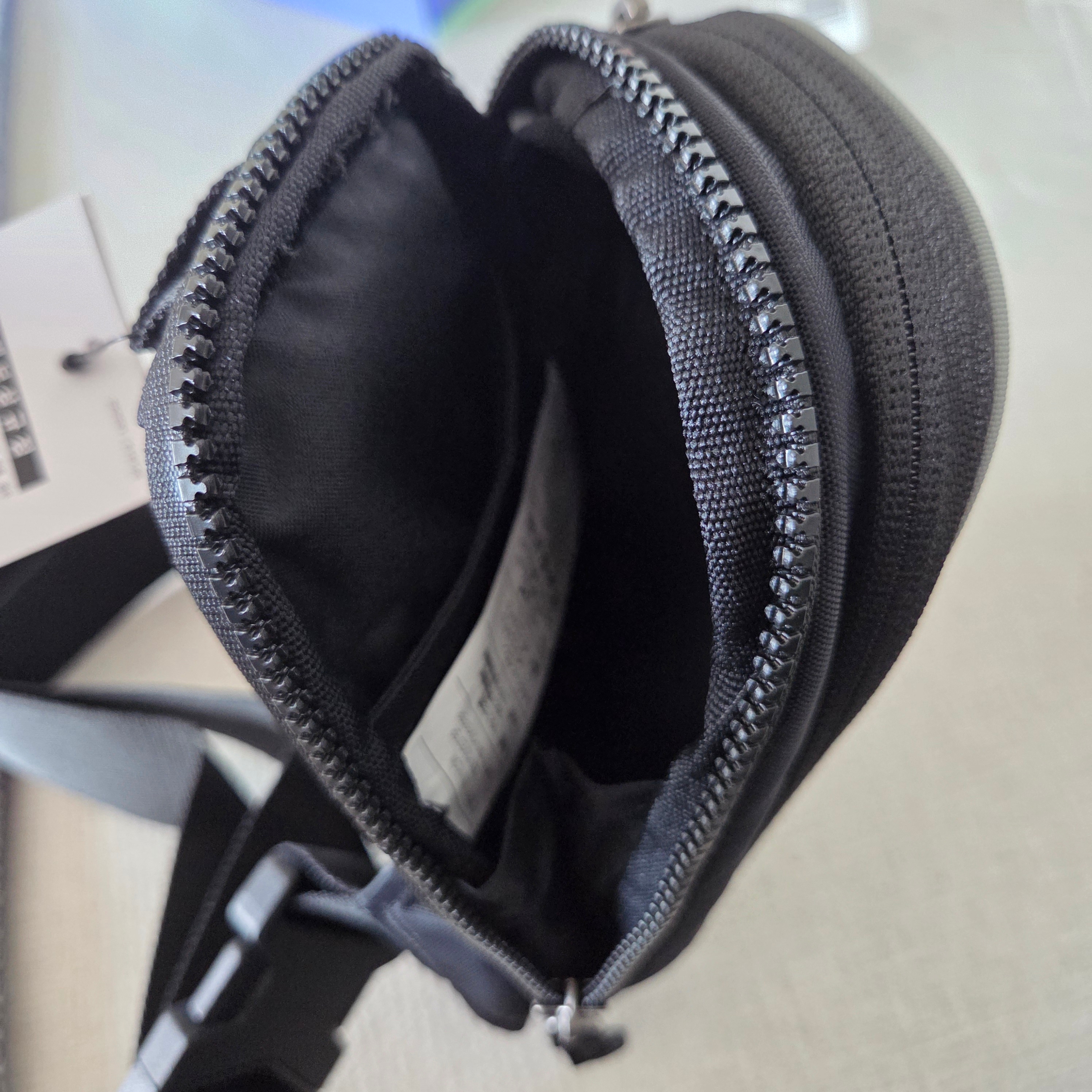 Nike x Martine Rose Crossbody Bag Black 착용 스타일 - 4
