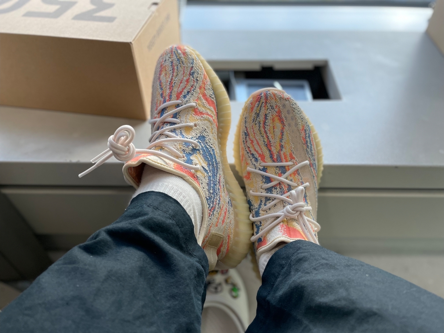 Adidas Yeezy Boost 350 V2 MX Oat 착용 스타일