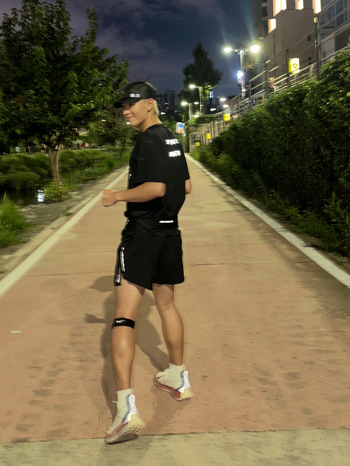 Optimistic Runners Nylon Cap Black, Optimistic Runners Started In Berlin T-Shirt Black 착용 스타일