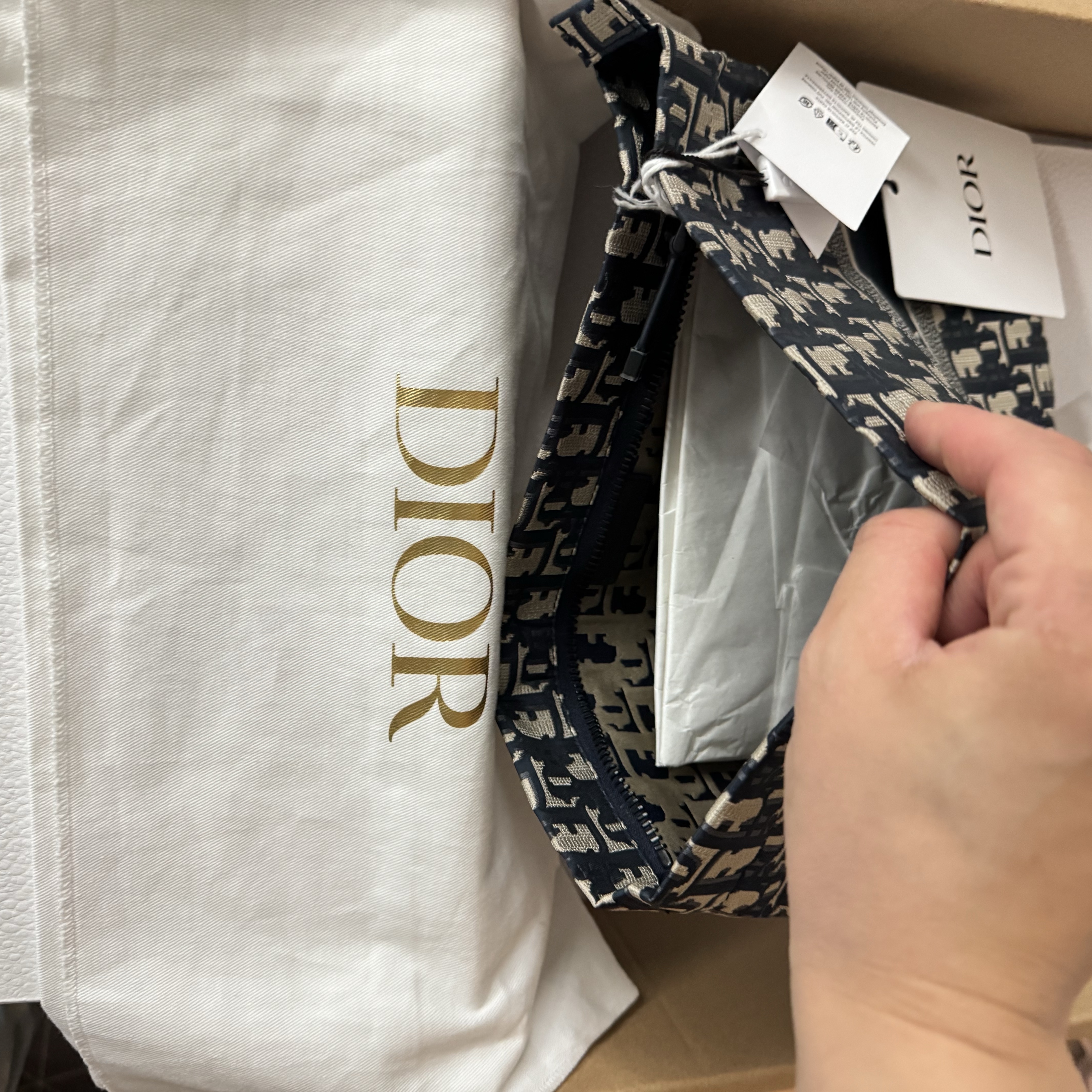 Dior Diortravel Zipper Pouch Dior Oblique Technical Fabric Blue 착용 스타일 - 3