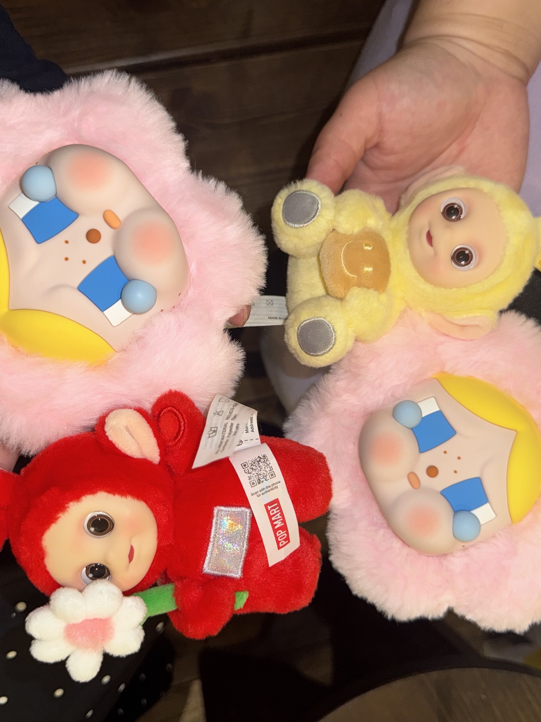 Pop Mart Crybaby Sad Club Series Silicone Plush Earphone Bag 착용 스타일 - 1