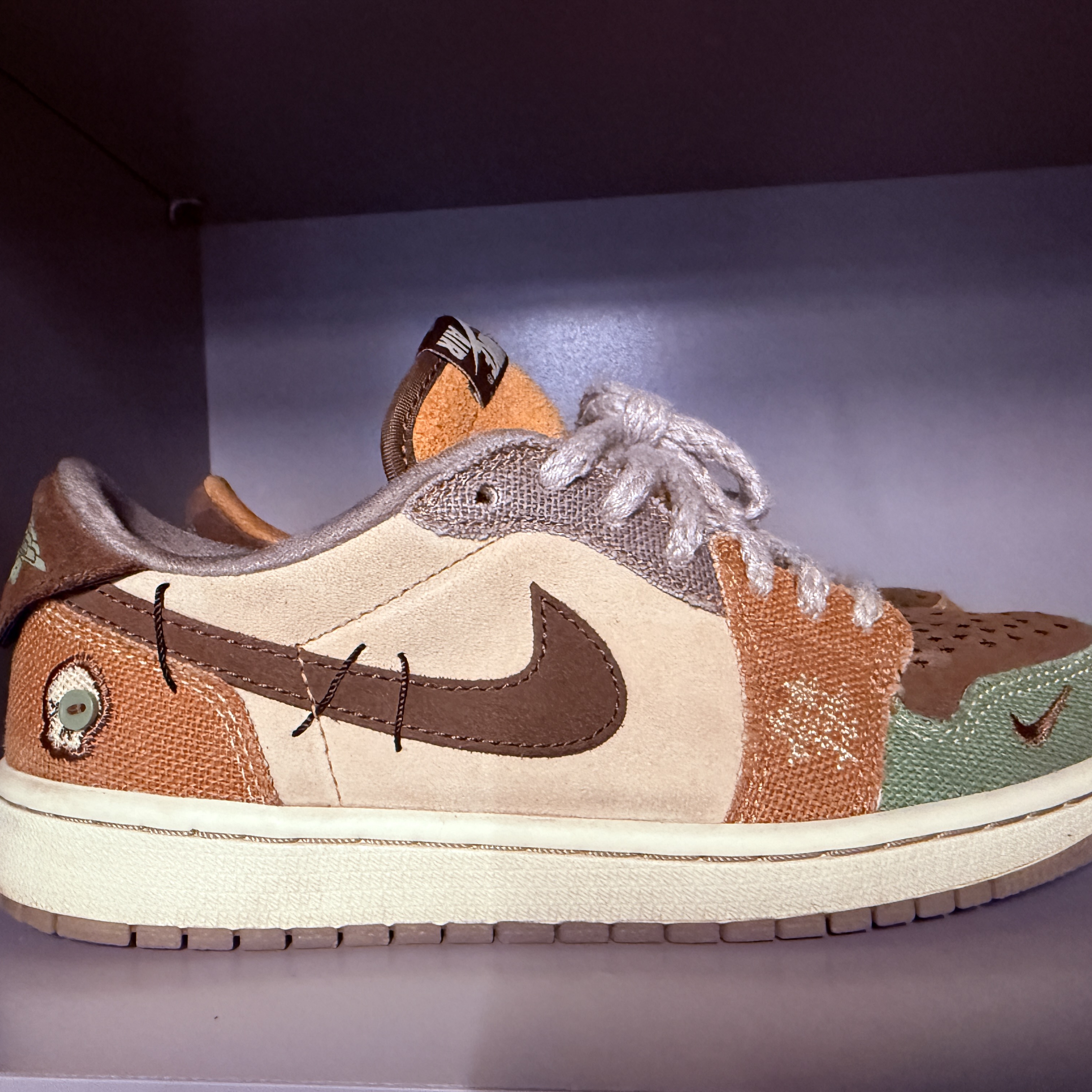 Jordan 1 x Zion Williamson Retro Low OG Regency Purple and Dark Raisin, Jordan 1 x Zion Williamson Retro Low OG Flax and Oil Green 착용 스타일 - 2