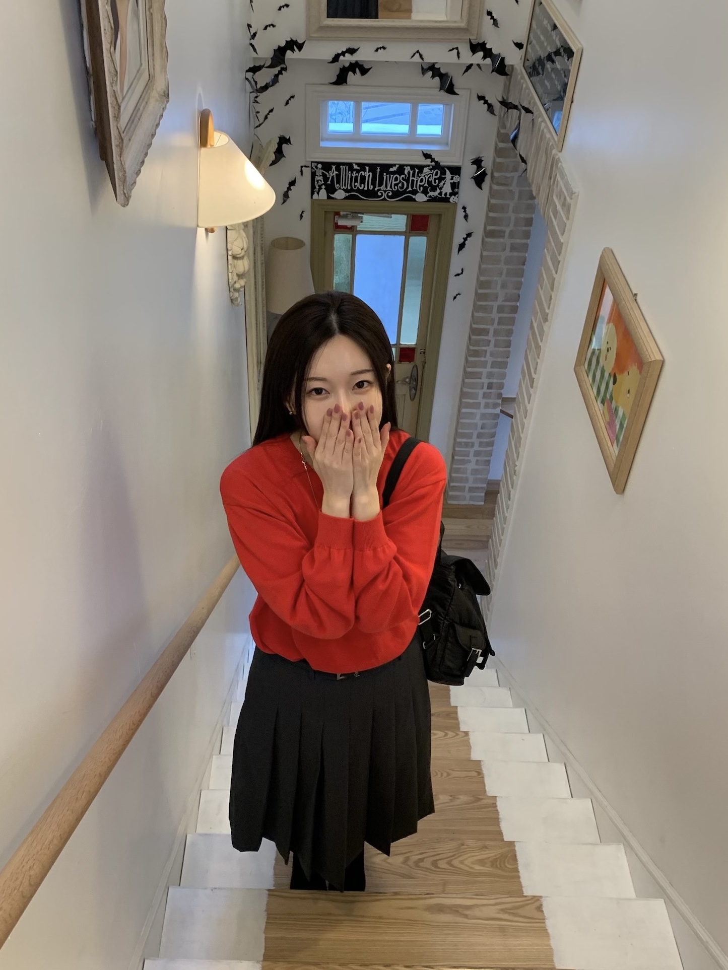 LOTS YOU Nostalgia Chubby Backpack Black, BEMUSE MANSION Bemuse V-neck knit Red 착용 스타일