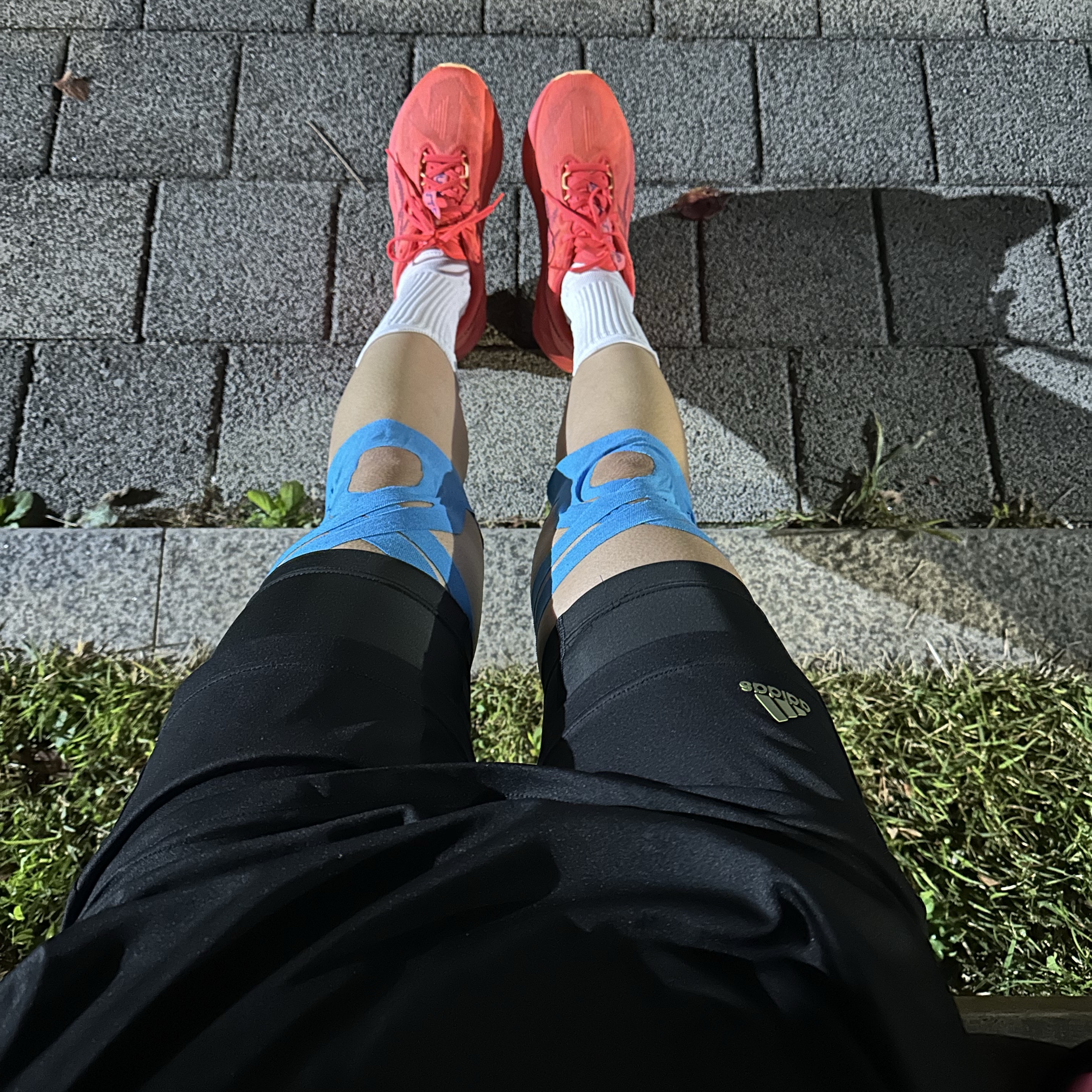 Asics Novablast 5 Flash Red Edo Purple 착용 스타일