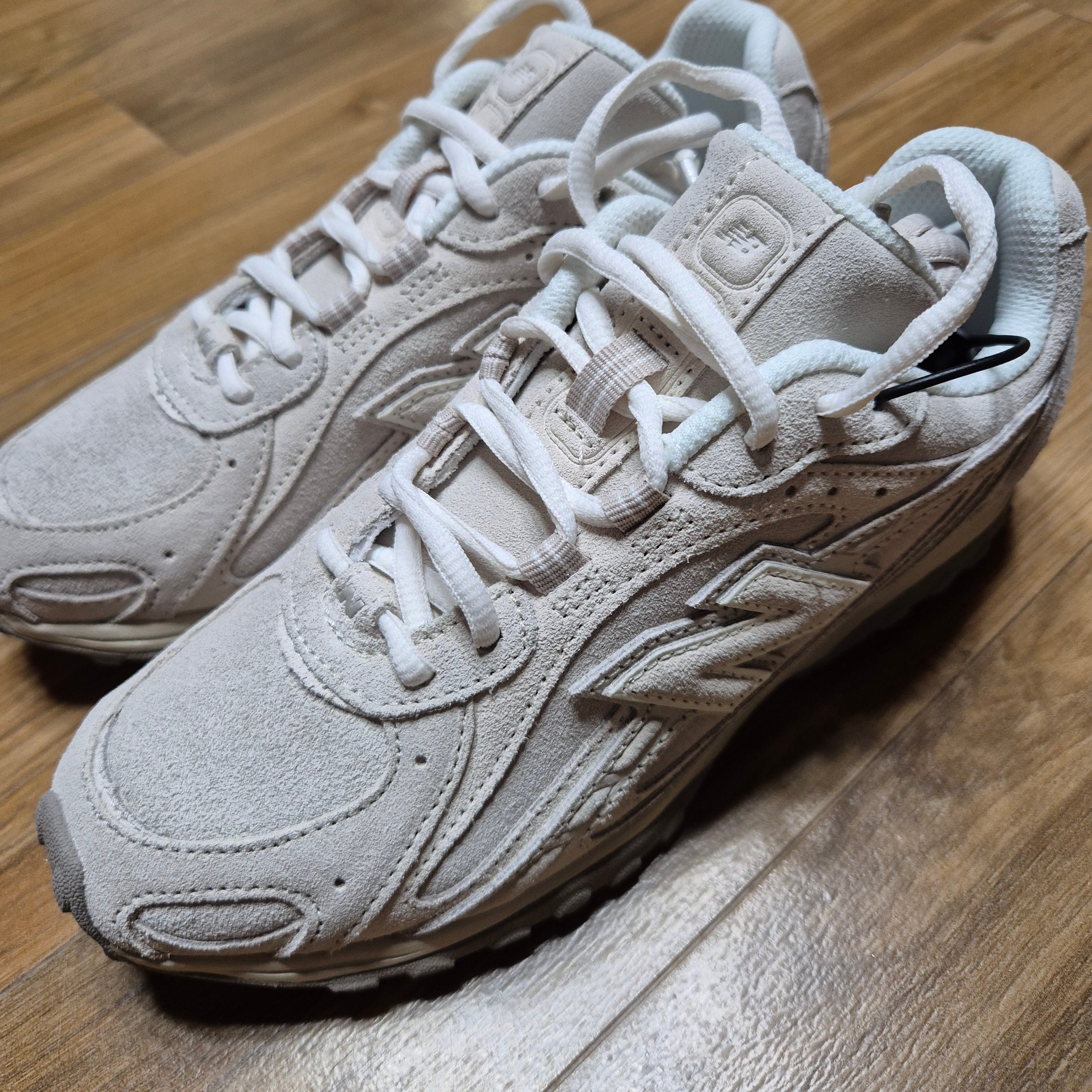New Balance 204L Timberwolf Linen 착용 스타일
