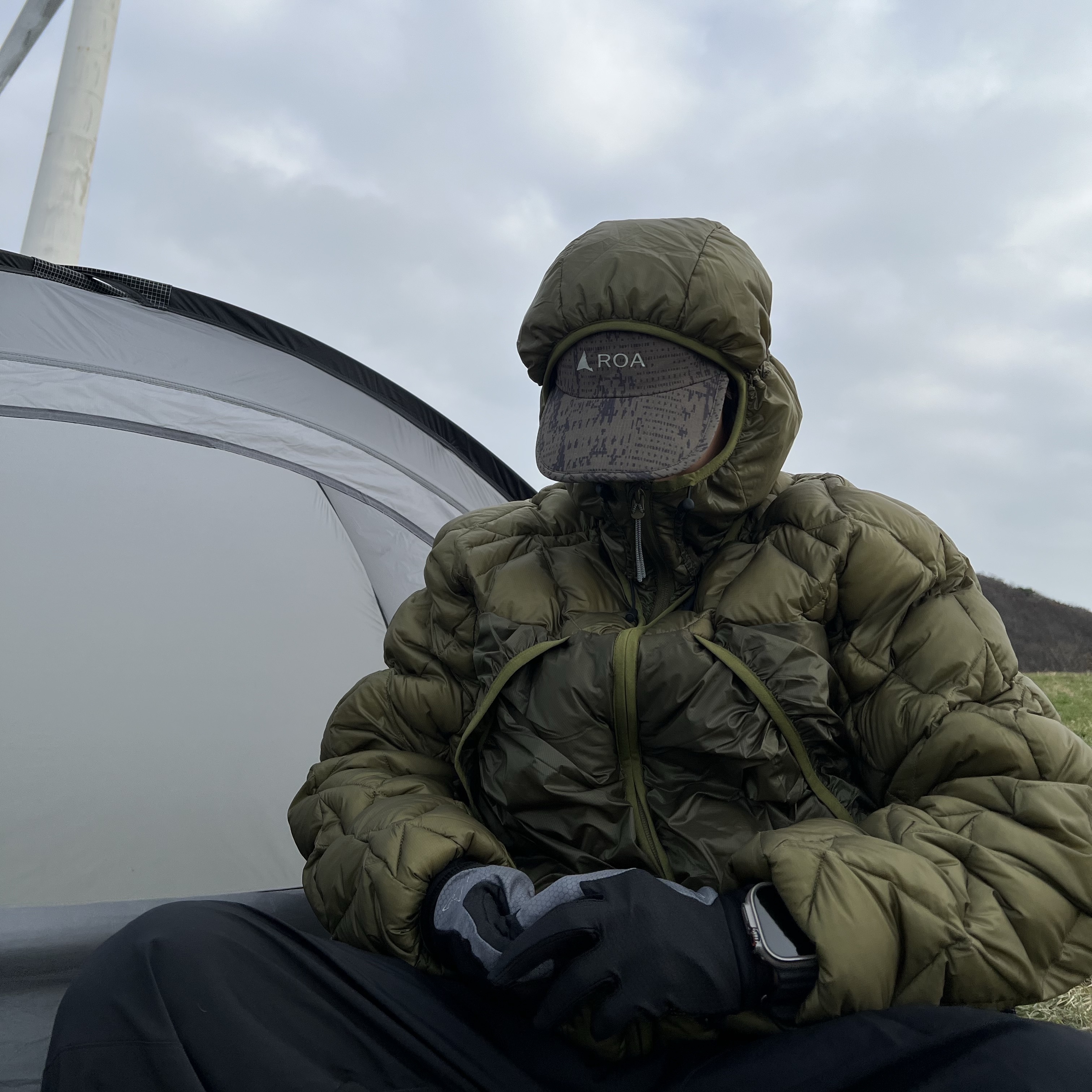 Roa Light Down Jacket Olive Branch 착용 스타일 - 1
