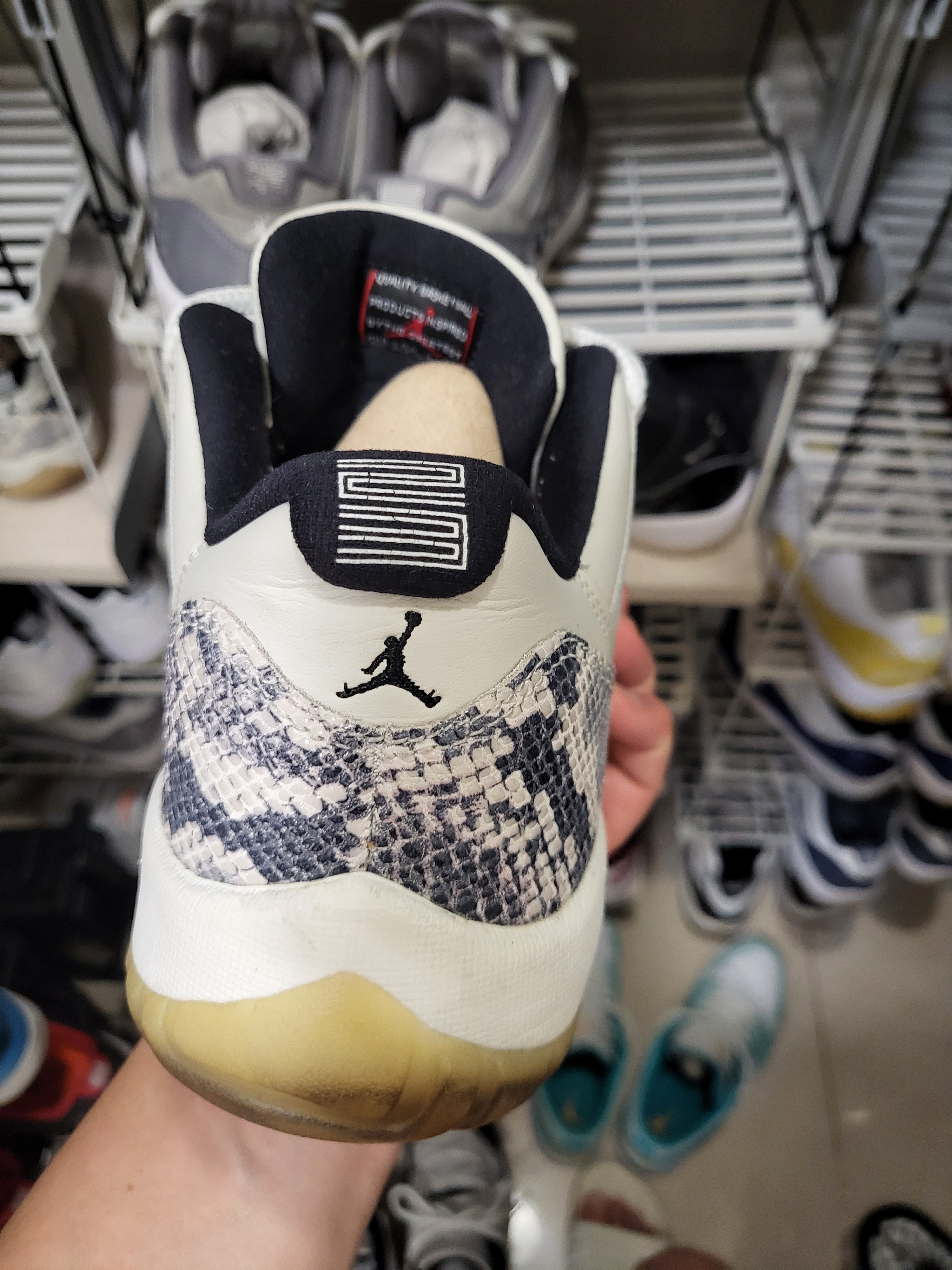 Jordan 11 Retro Low Snake Light Bone 착용 스타일 - 2