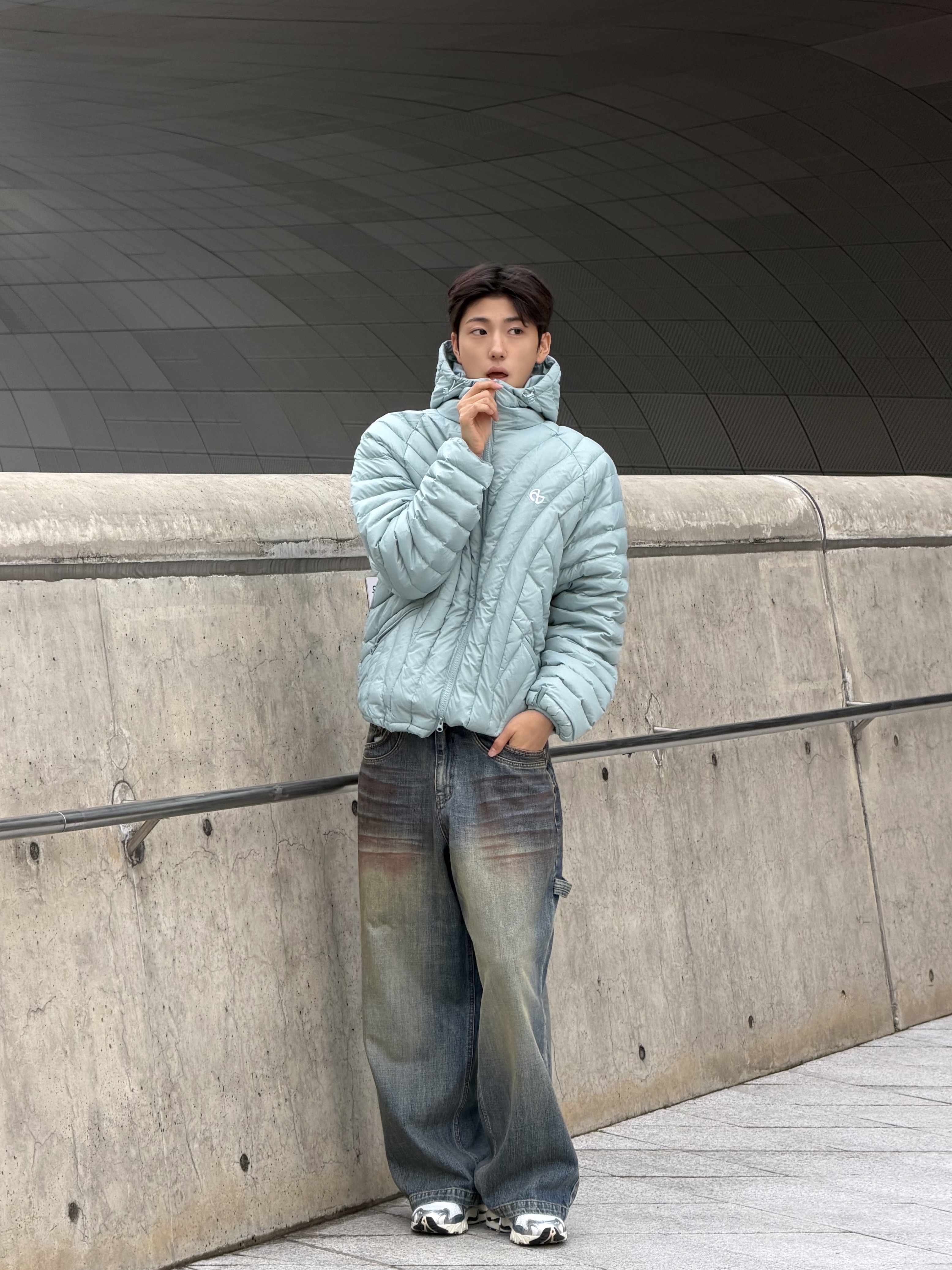 [KREAM 단독] NOMANUAL Nubes Light Duck Down Marina 착용 스타일 - 1