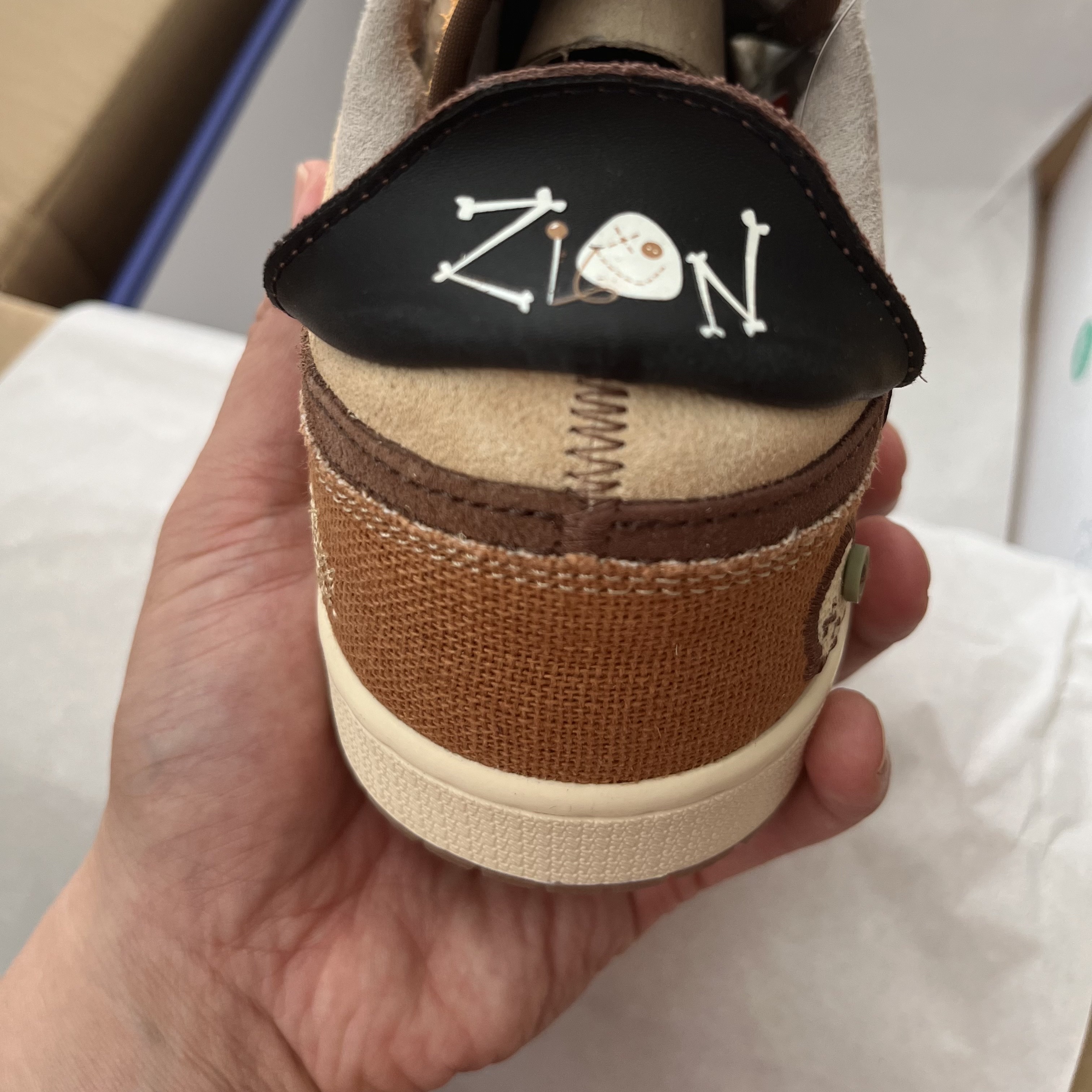 Jordan 1 x Zion Williamson Retro Low OG Regency Purple and Dark Raisin, Jordan 1 x Zion Williamson Retro Low OG Flax and Oil Green 착용 스타일 - 4