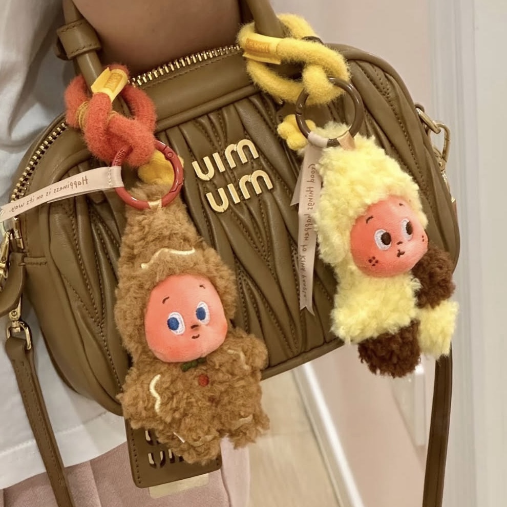 Pop Mart Twinkle Twinkle Savor the Moment Series-Fresh-Baked Mini Cookies Plush Pendant Vanilla Crunch (Opened Case) 착용 스타일