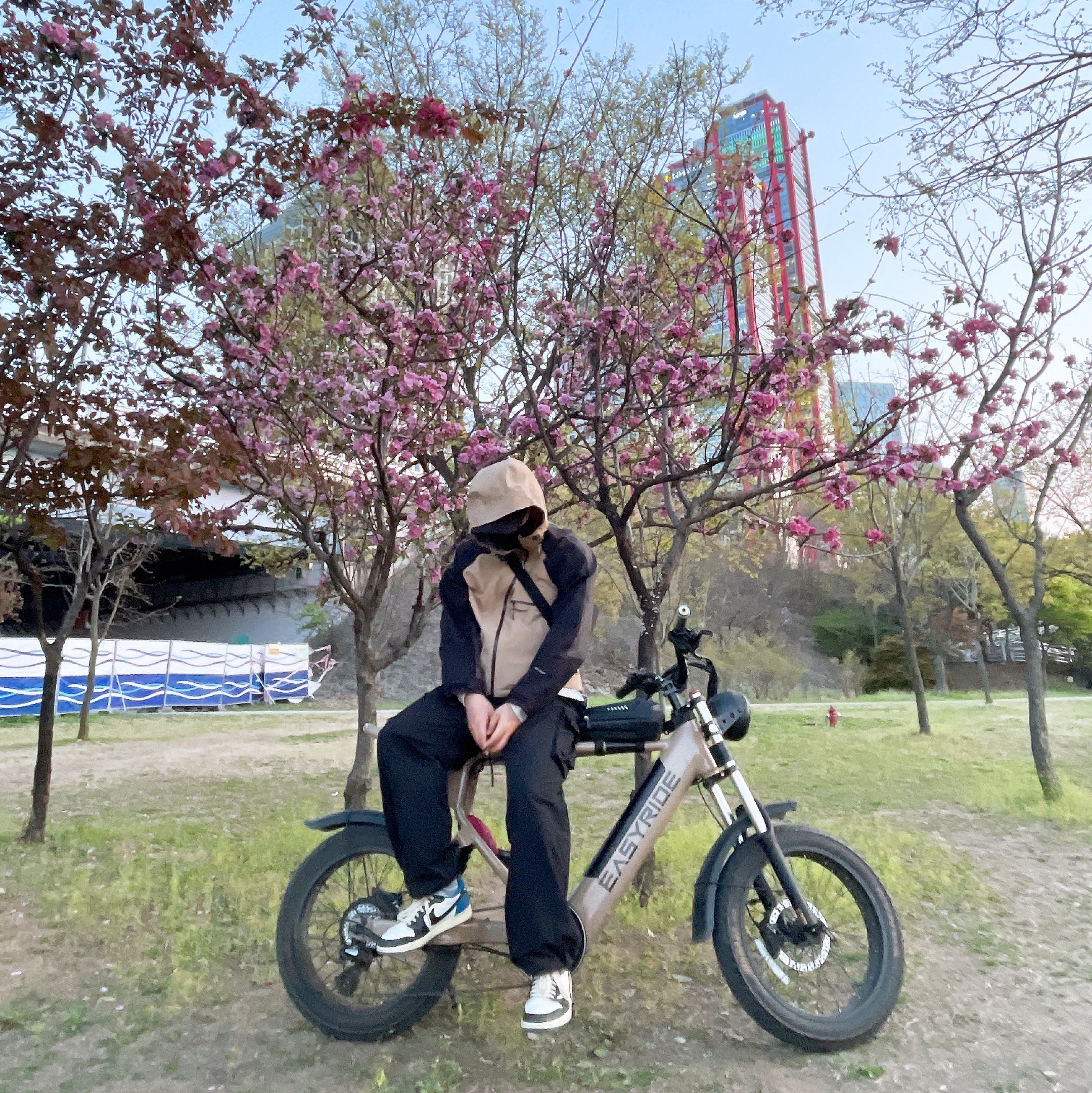 The North Face White Label Slope 3L Jacket Charcoal Grey, Jordan 1 x Travis Scott x Fragment Retro Low OG SP Military Blue 착용 스타일