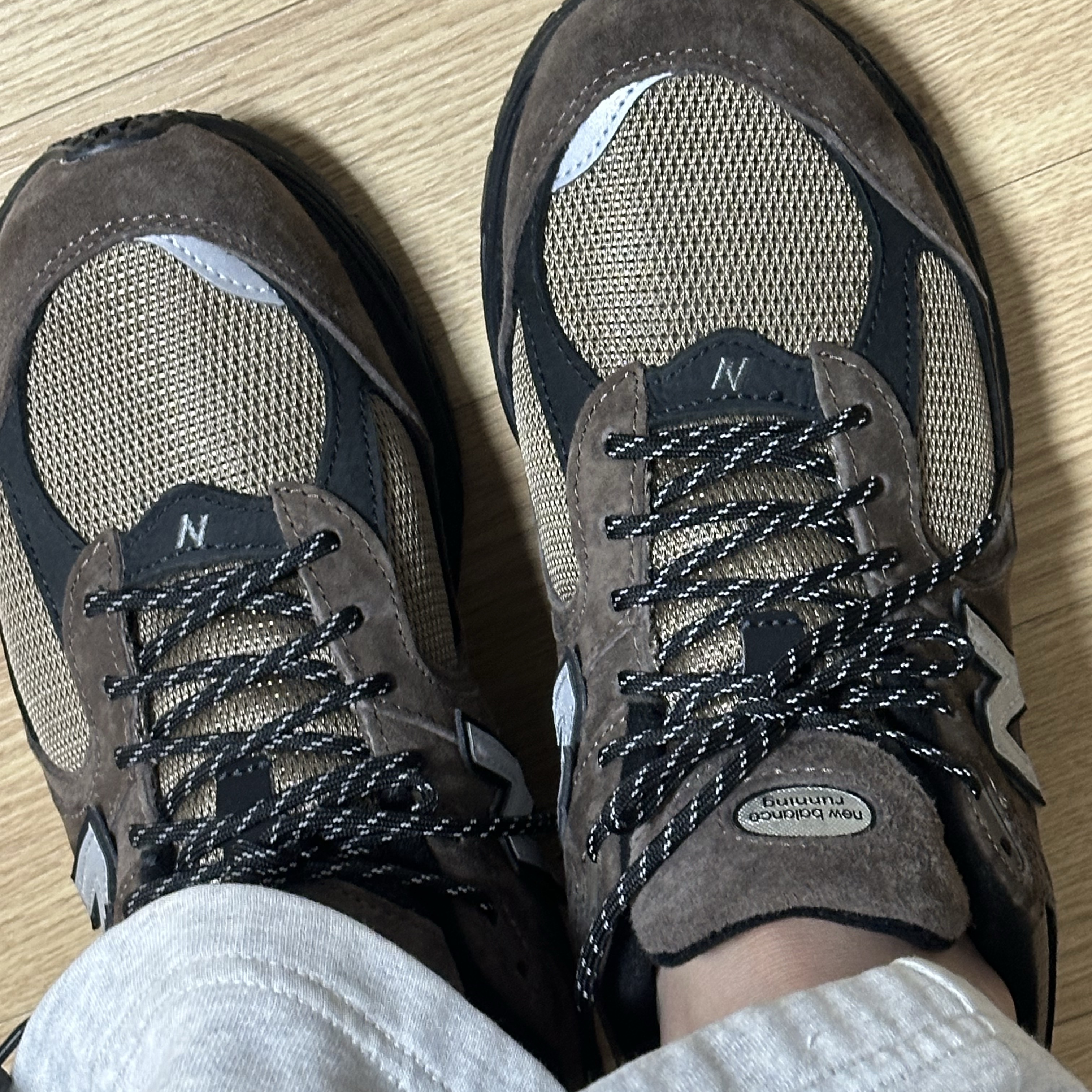 New Balance 2002R Brown Black 착용 스타일
