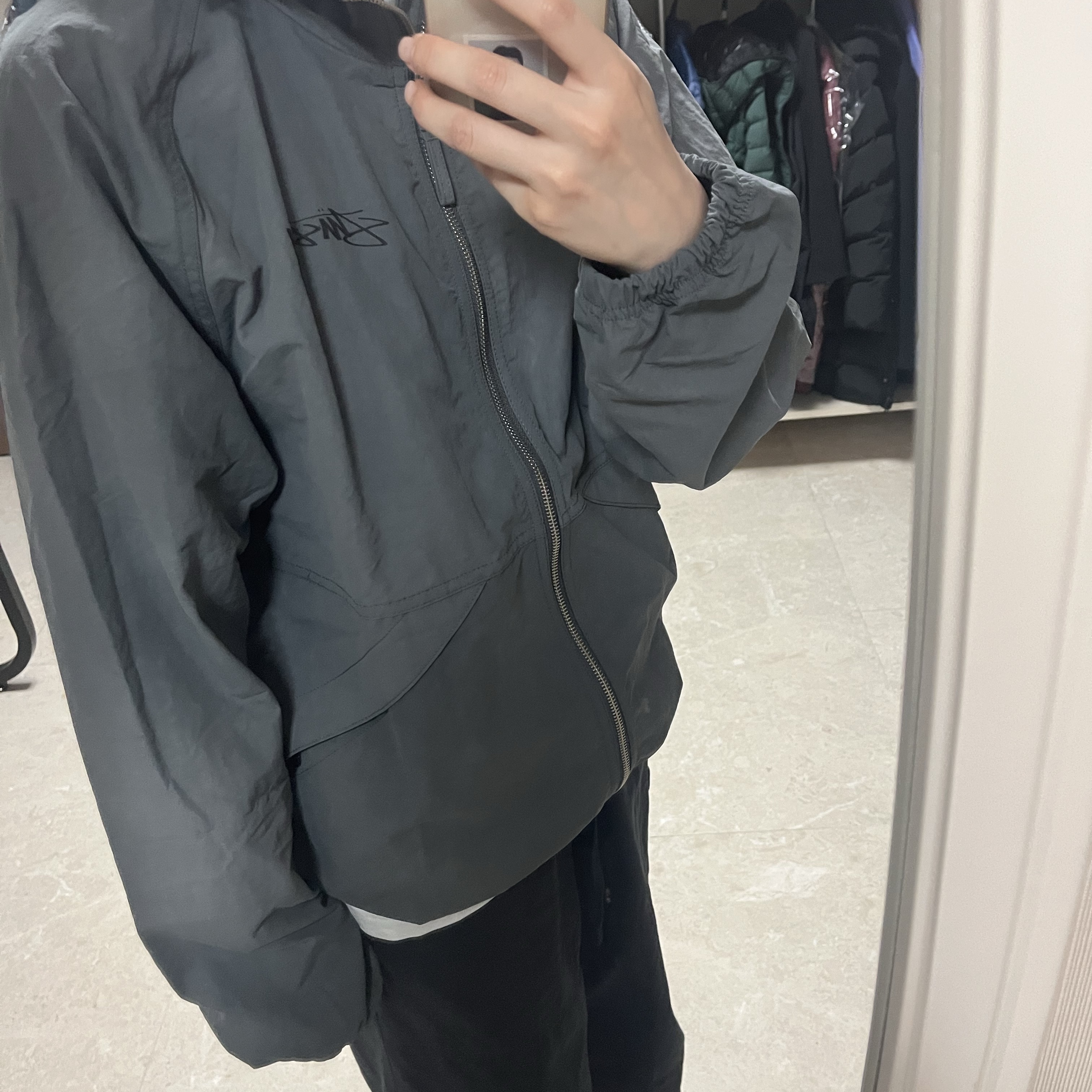 Stussy Wave Dye Beach Shell Jacket Grey 착용 스타일