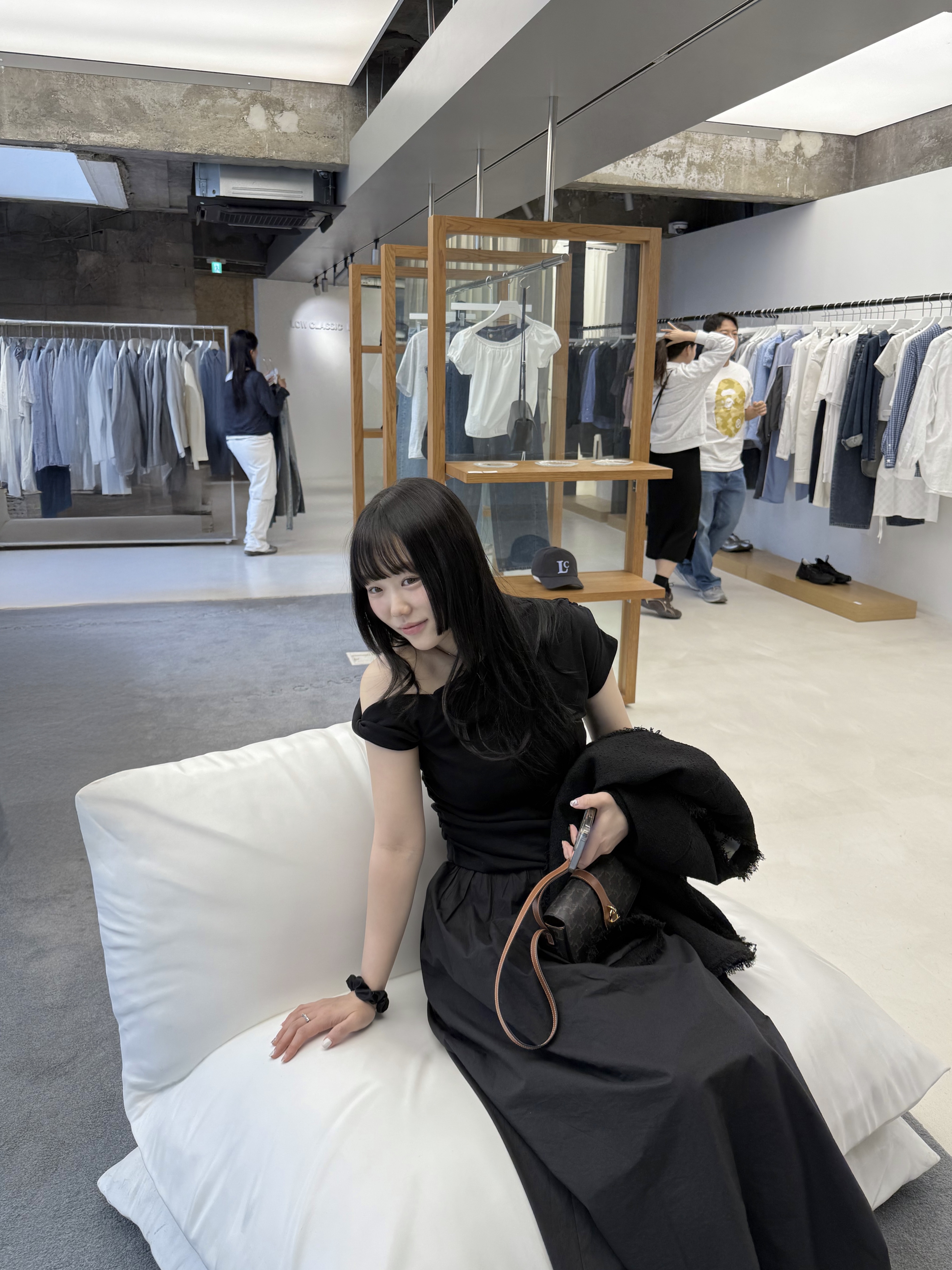 Celine Clutch On Strap Tabou in Triomphe Canvas Calfskin Tan 착용 스타일 - 2