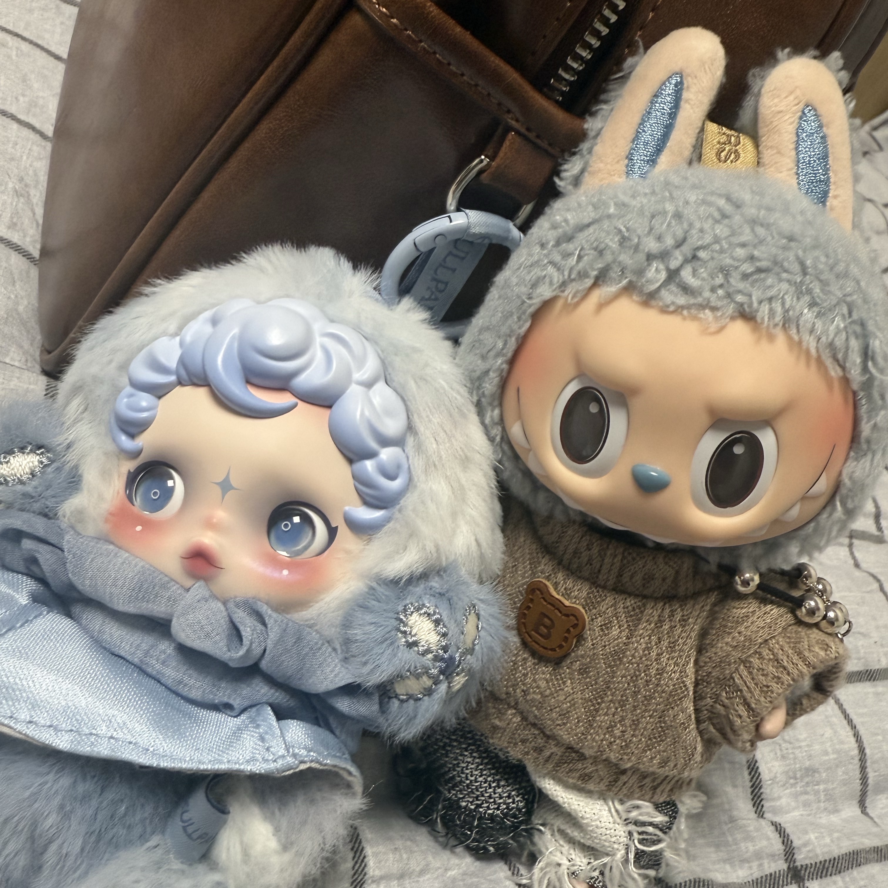 Pop Mart Skullpanda L’Impressionnisme Series Plush Doll Dew (Opened Case), Pop Mart Labubu The Monsters Labubu Tasty Macarons Series Sea Salt Coconut Keyring 착용 스타일