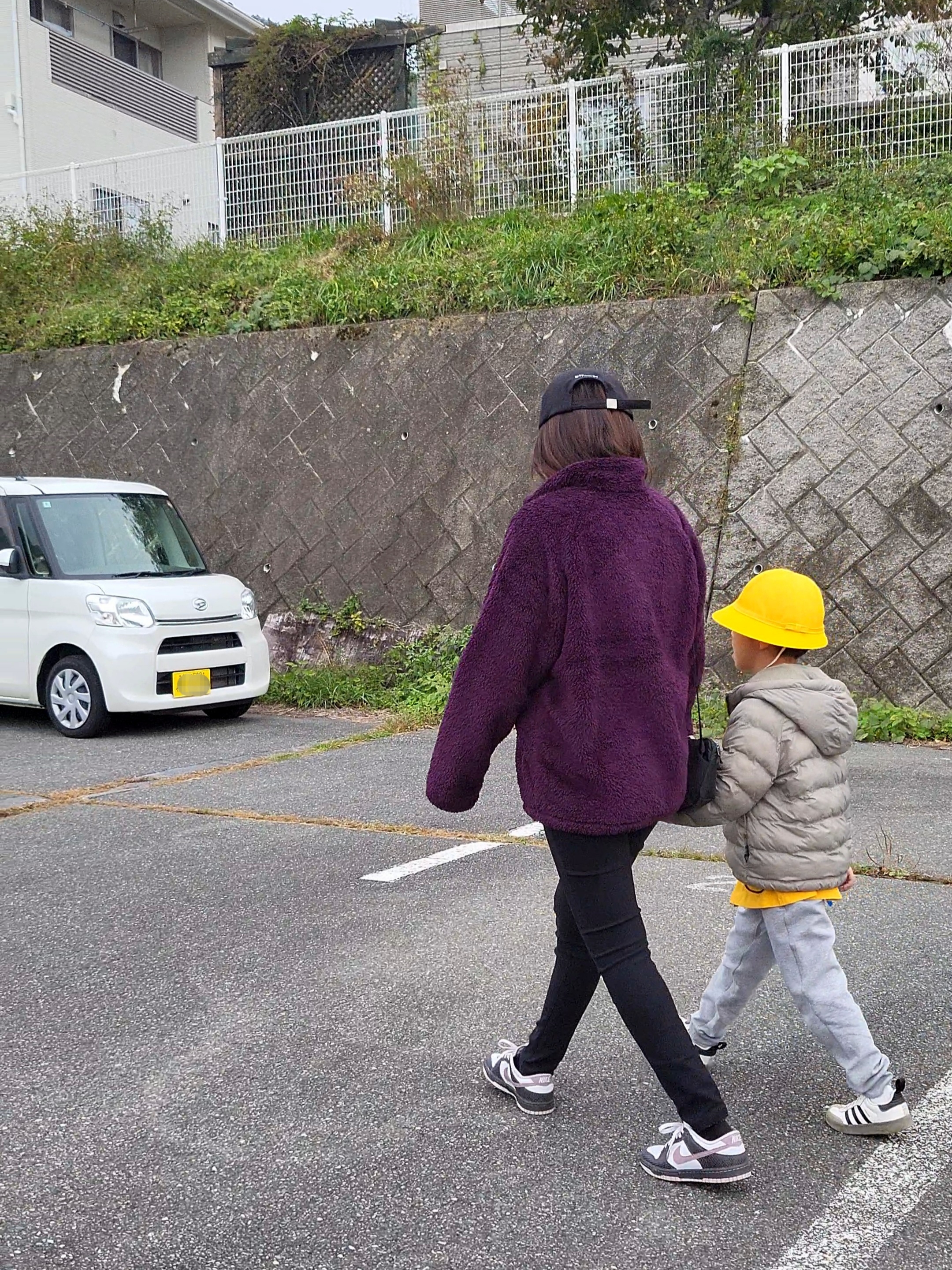 Emis New Logo Emis Cap Black, Uniqlo x Needles Fleece Jacket Purple - JP 착용 스타일