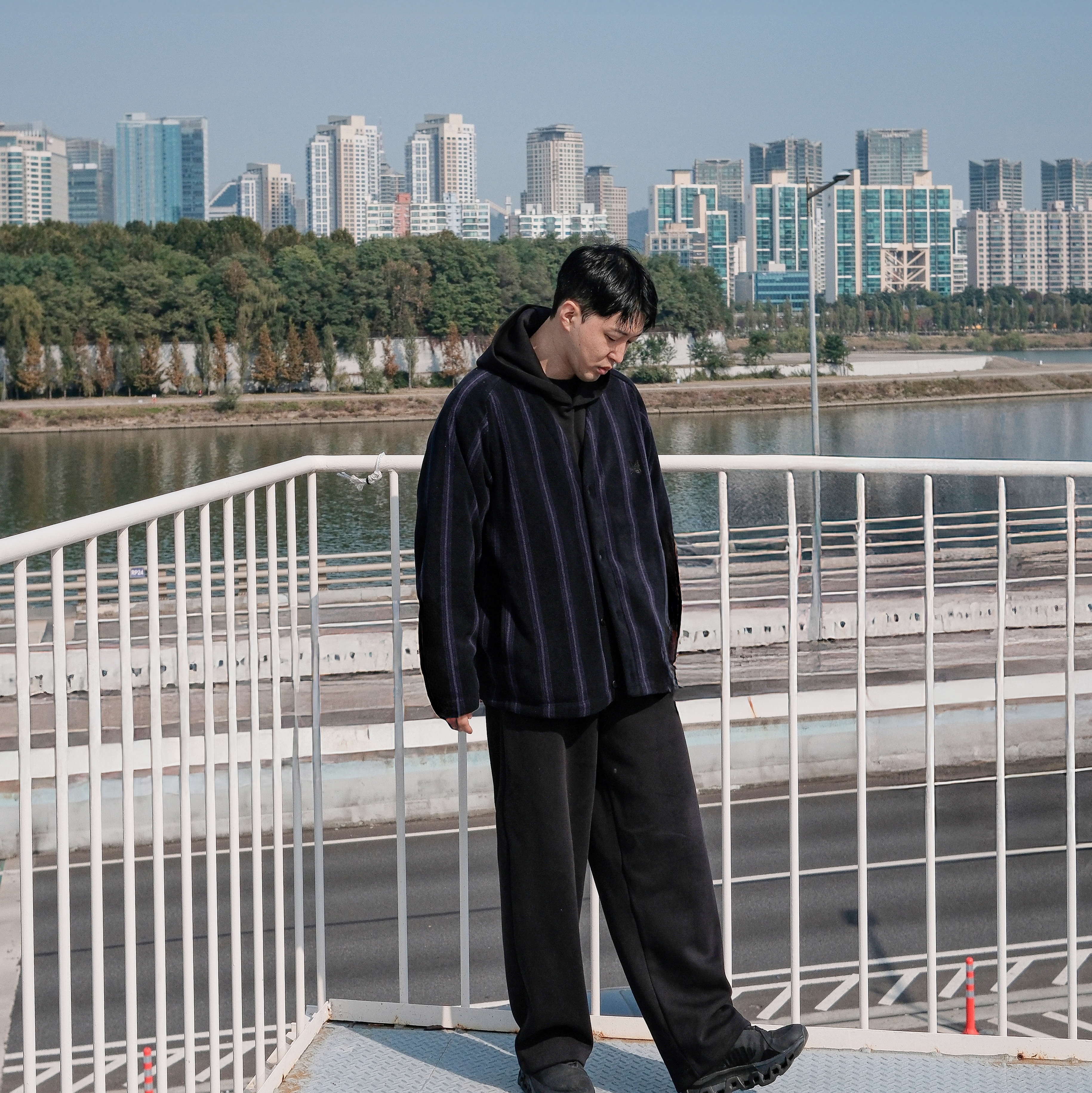 Uniqlo x Needles Fleece Oversized Cardigan Black - KR 착용 스타일 - 2