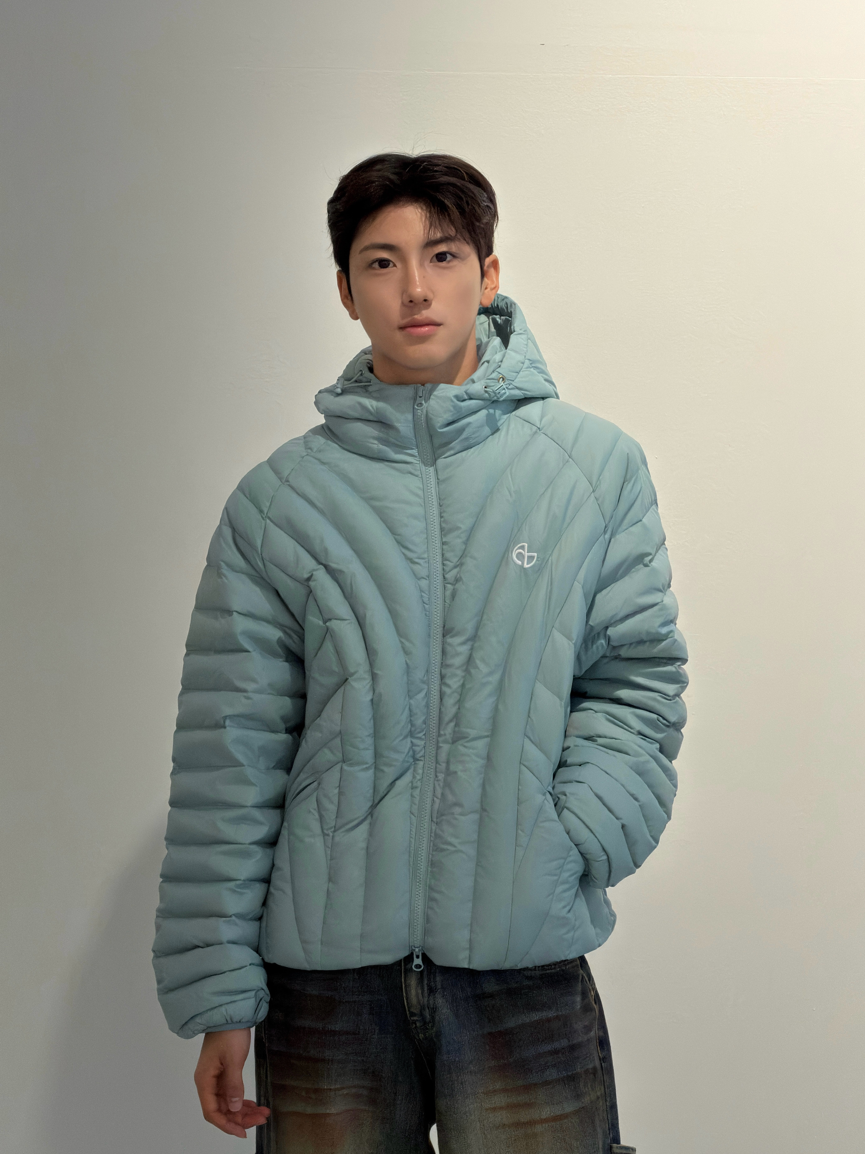 [KREAM 단독] NOMANUAL Nubes Light Duck Down Marina 착용 스타일 - 4