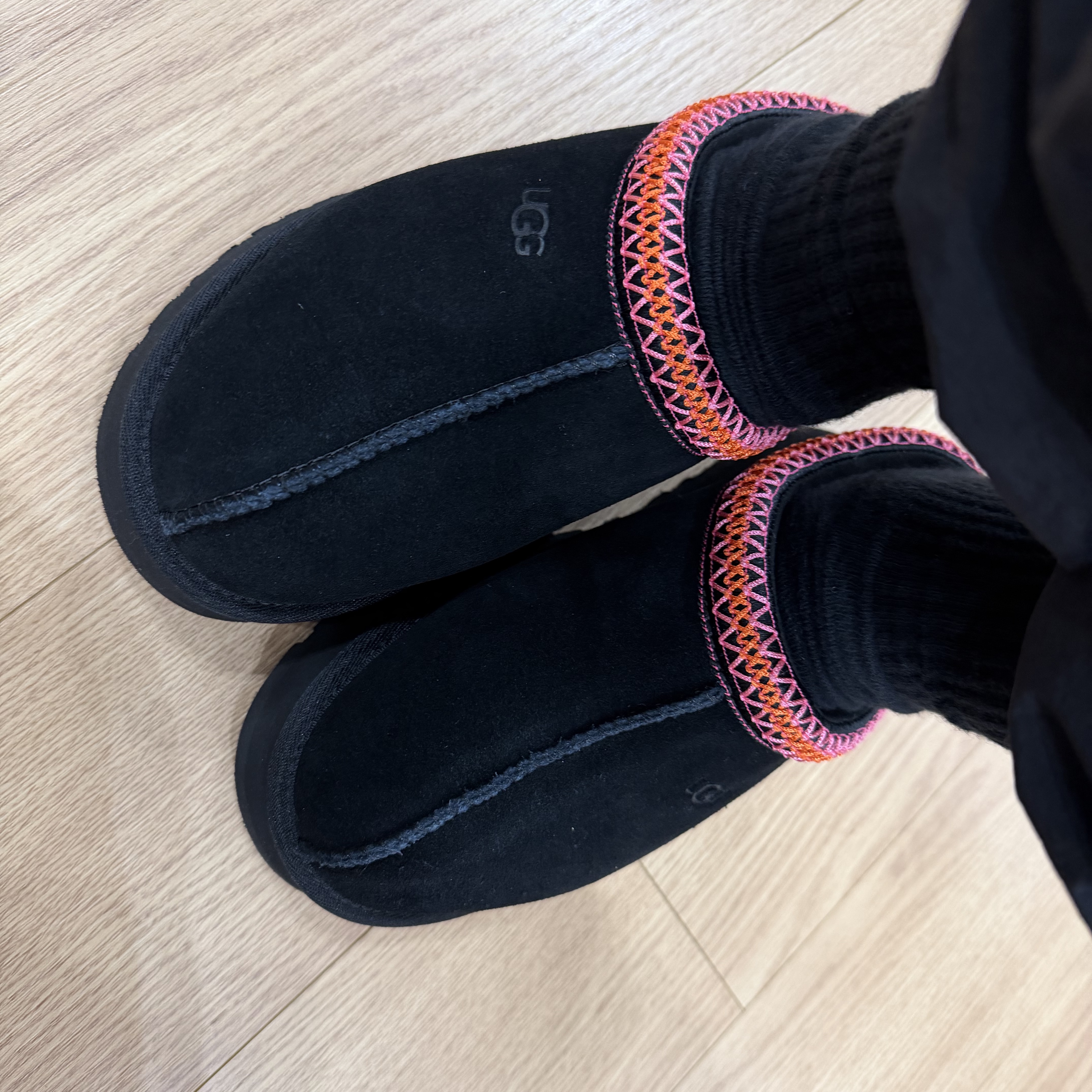 (W) UGG Tazz Slipper Black 착용 스타일