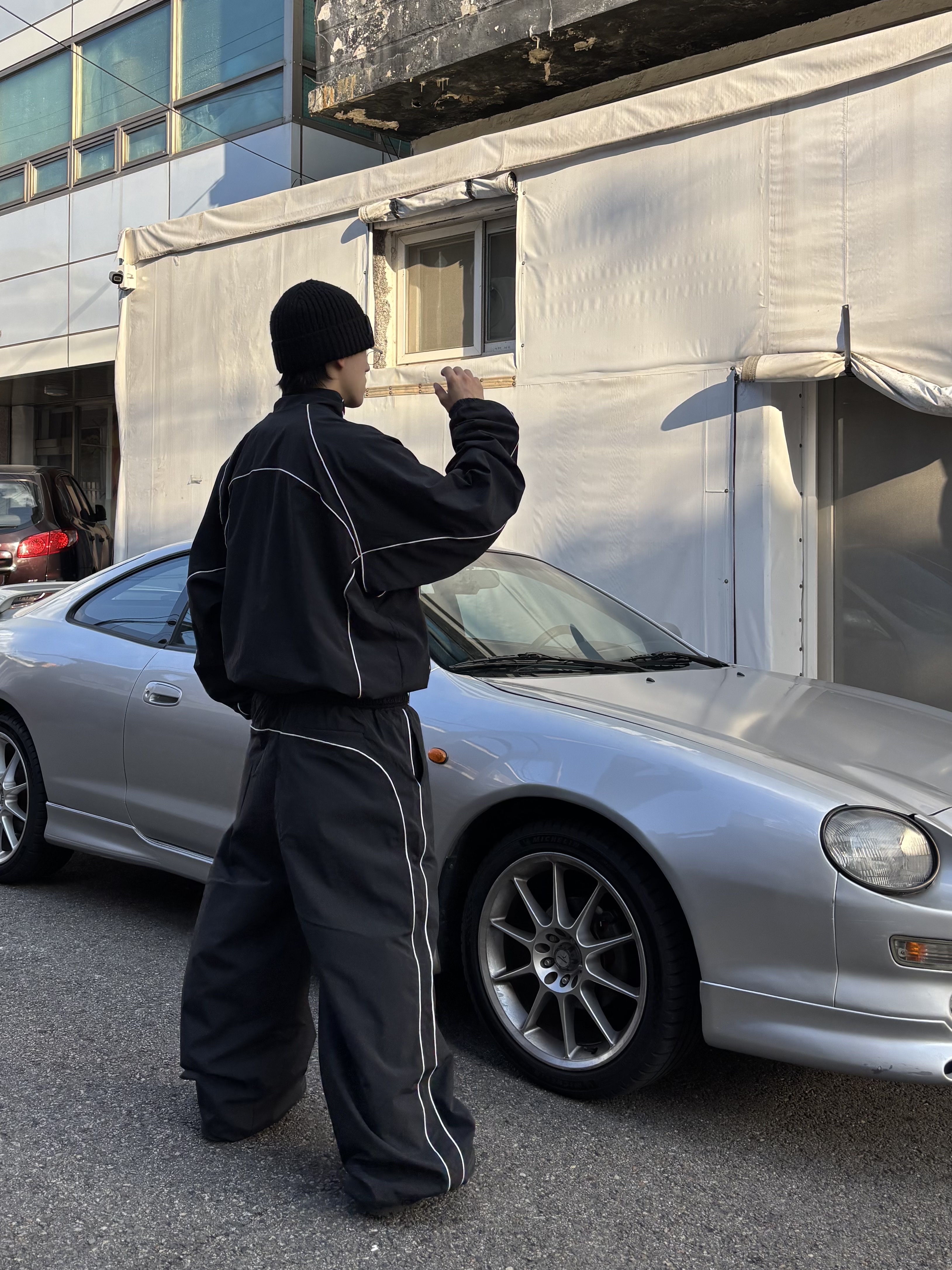 Undermycar MU.132 Original Logo Piping Line Track Jacket Black, Undermycar Mu.126 Original Logo Piping Line Nylon Pants Black 착용 스타일 - 9