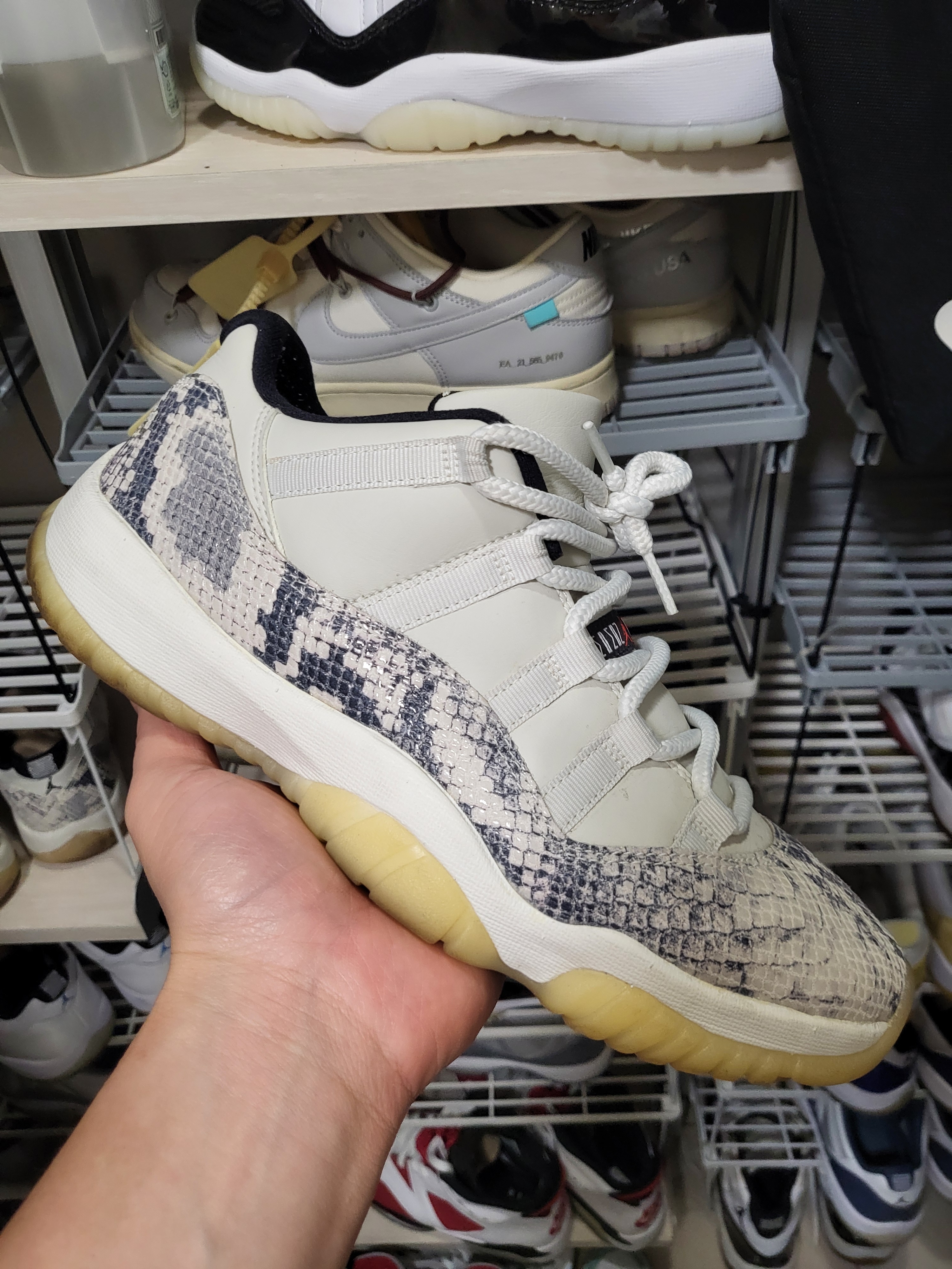 Jordan 11 Retro Low Snake Light Bone 착용 스타일 - 1