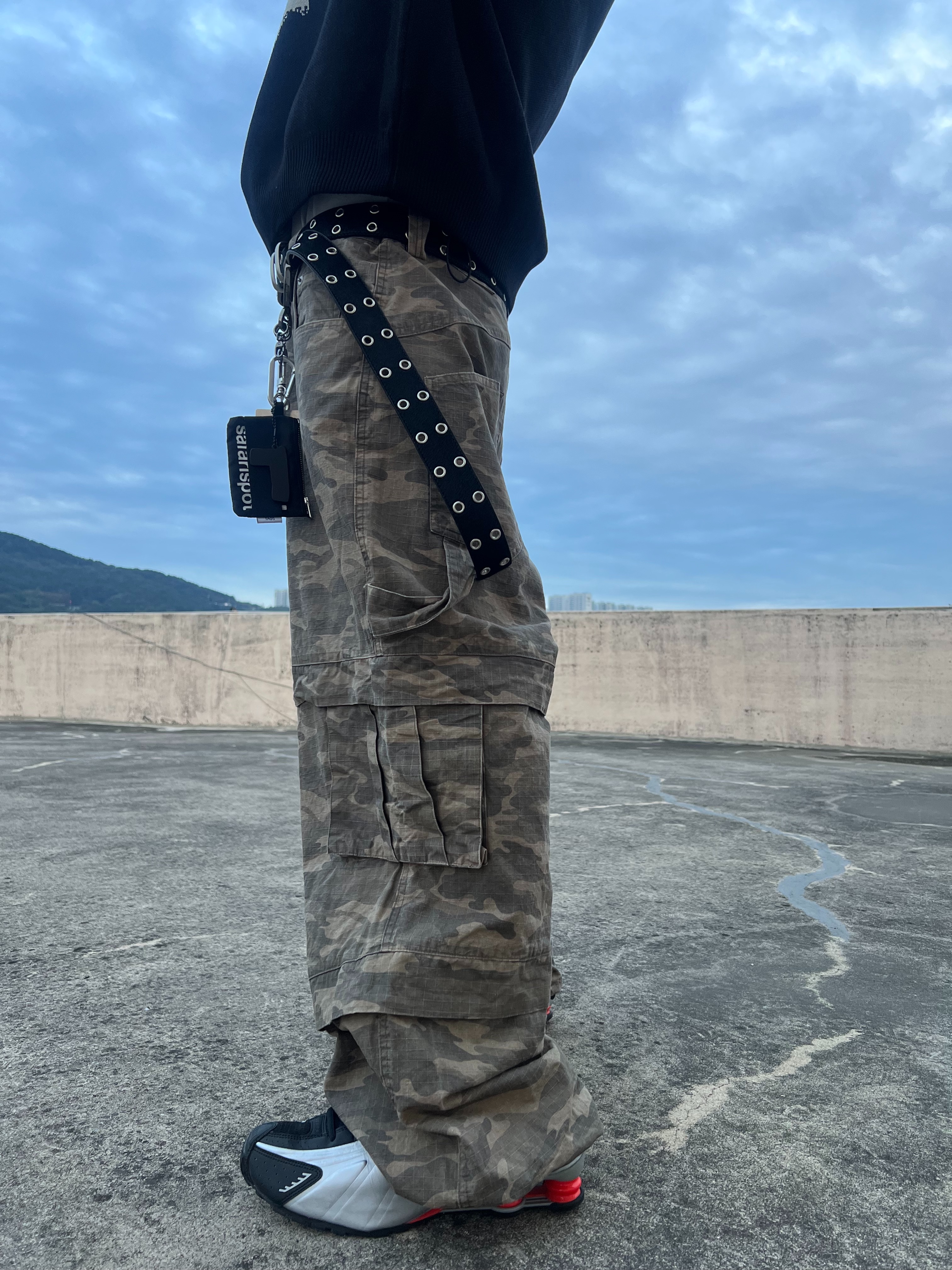 [KREAM Exclusive] Kamien Titan Baggy Pants Kream Camo, Nike Shox R4 Metallic Silver Red 착용 스타일 - 8