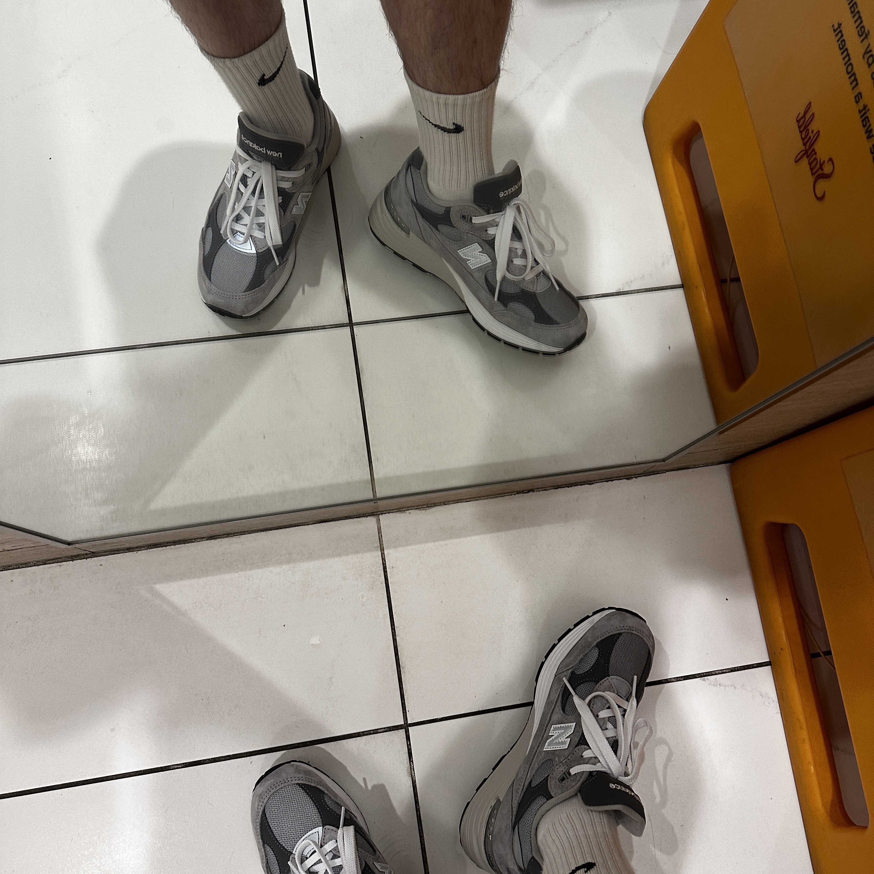 New Balance 992 Made in USA Core Grey Silver Metallic 착용 스타일 - 2