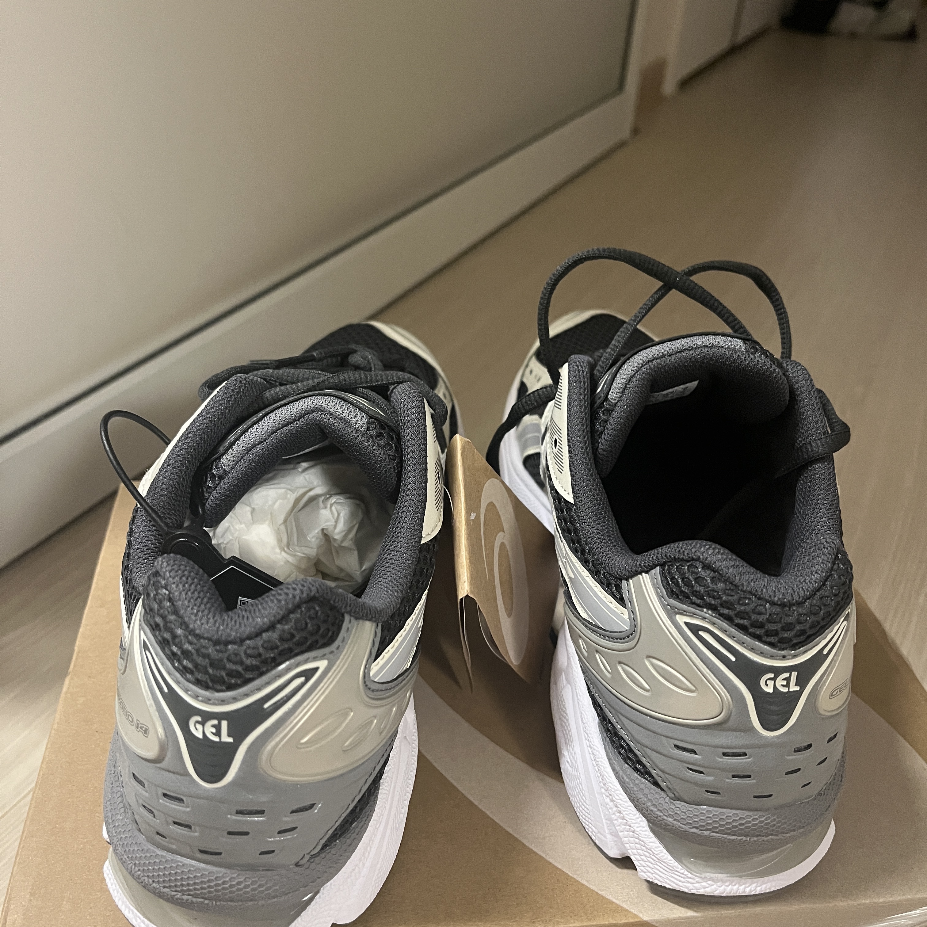 Asics Gel-Kayano 14 Obsidian Grey Cement Grey 착용 스타일 - 4