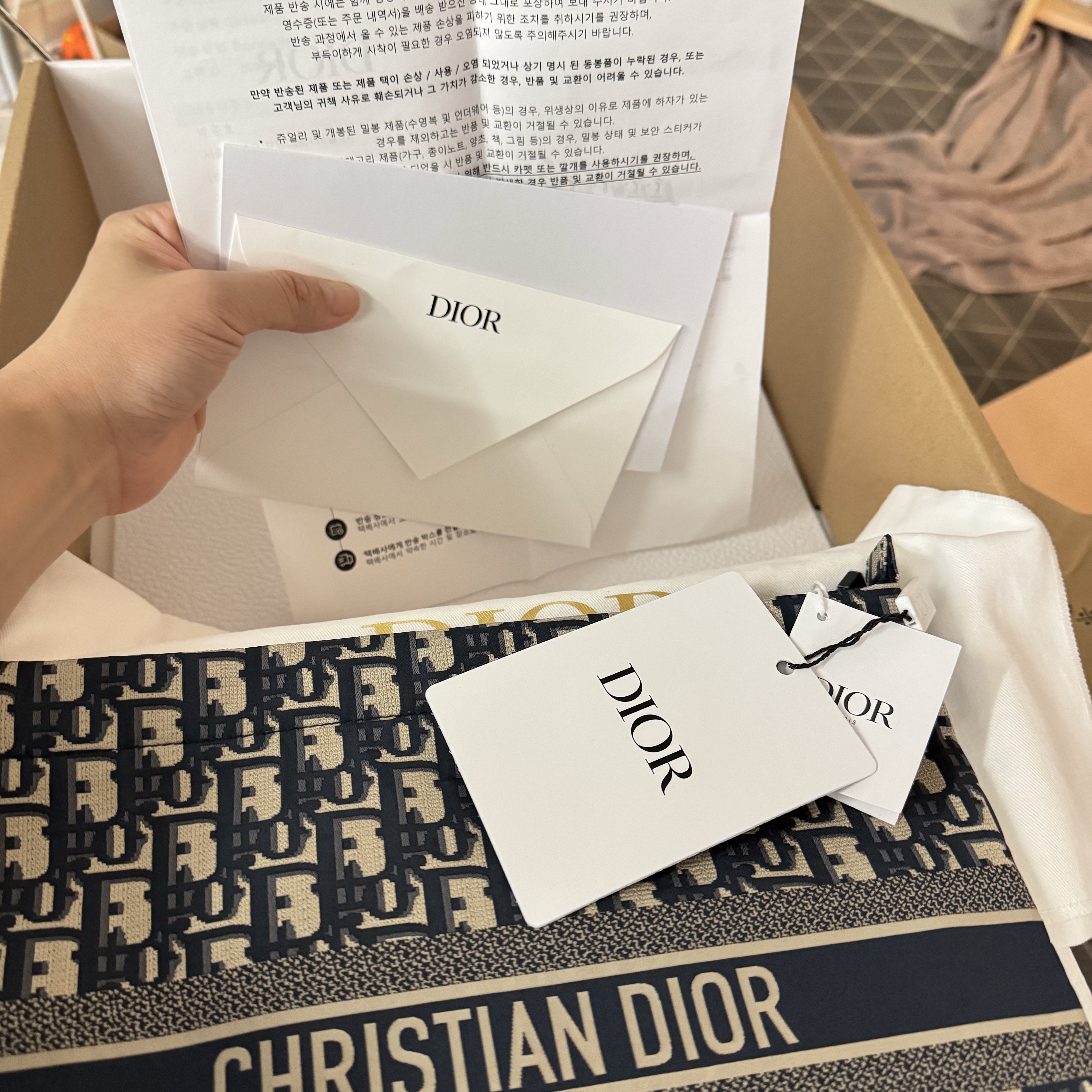 Dior Diortravel Zipper Pouch Dior Oblique Technical Fabric Blue 착용 스타일 - 4