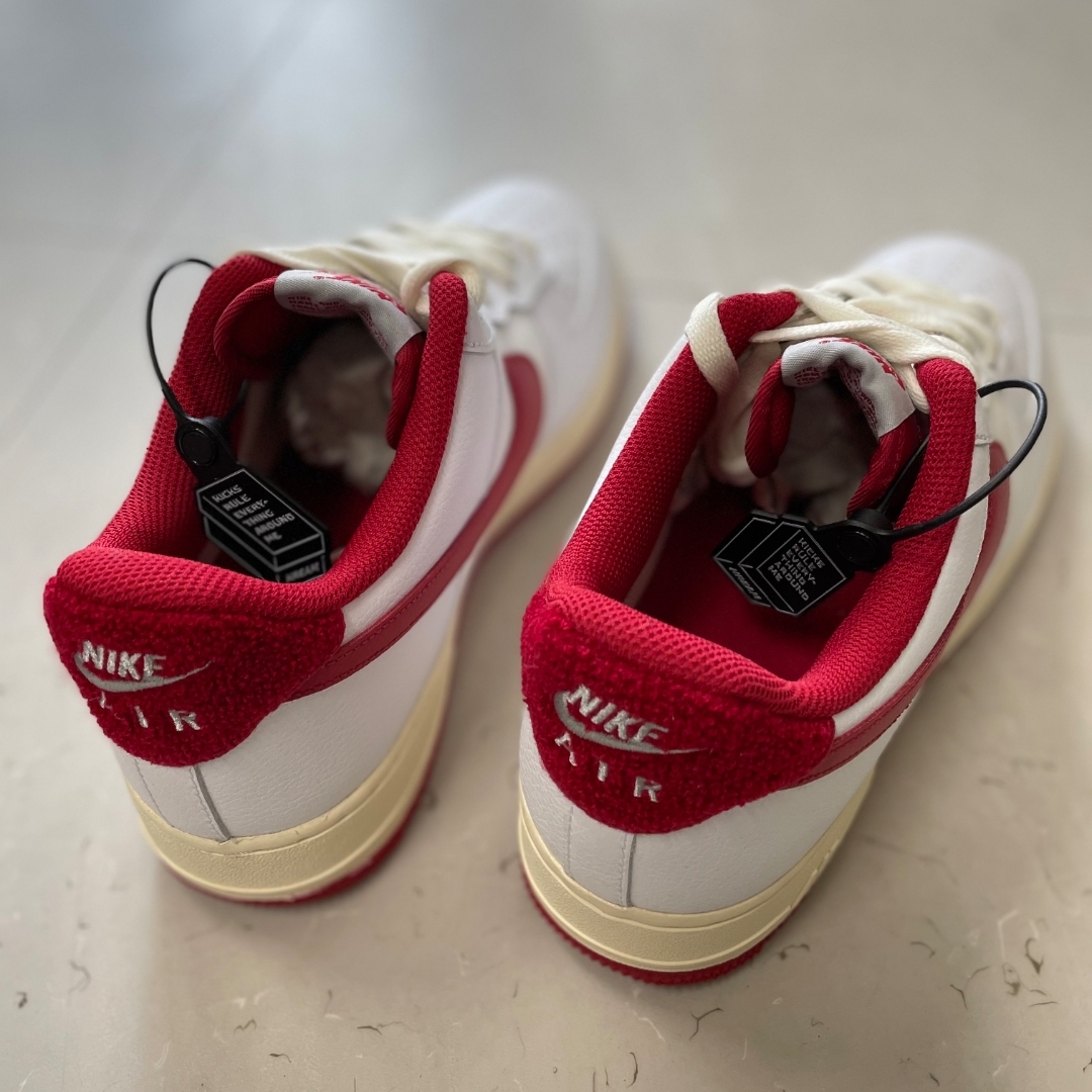 Nike Air Force 1 '07 LV8 Varsity White Gym Red 착용 스타일