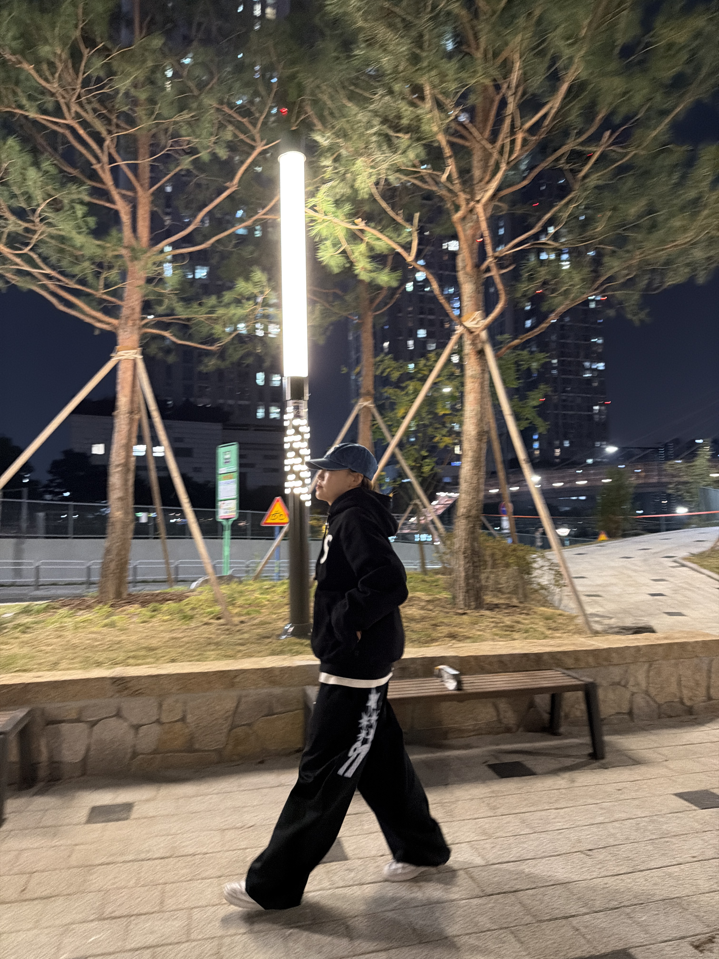Supreme S Logo Zip Up Hooded Sweatshirt Black - 24FW, Supreme Pigment S Logo 6-Panel Denim - 24FW 착용 스타일 - 3
