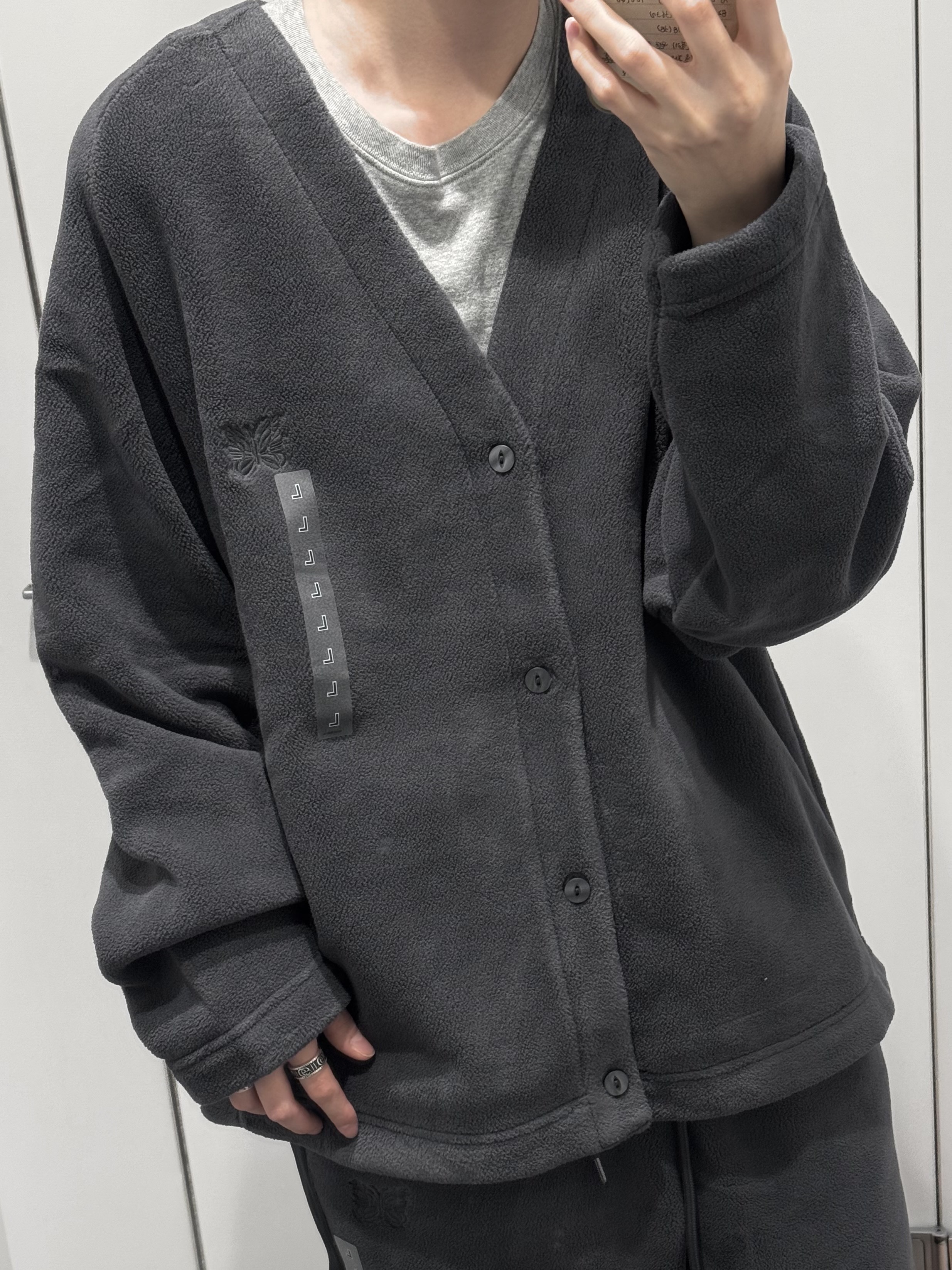 Uniqlo x Needles Fleece Oversized Cardigan Dark Gray - KR, Uniqlo x Needles Fleece Wide Pants Dark Gray - KR 착용 스타일 - 1