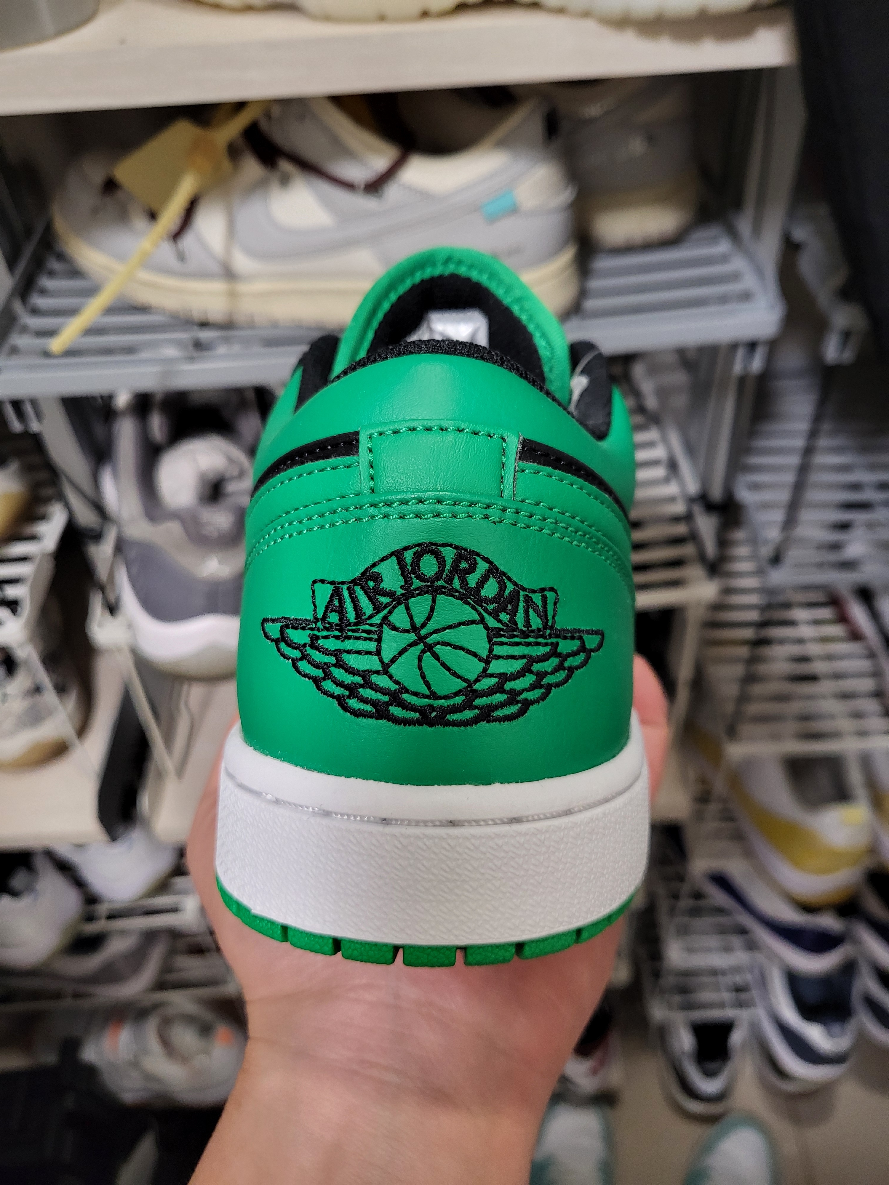Jordan 1 Low Lucky Green 착용 스타일 - 2