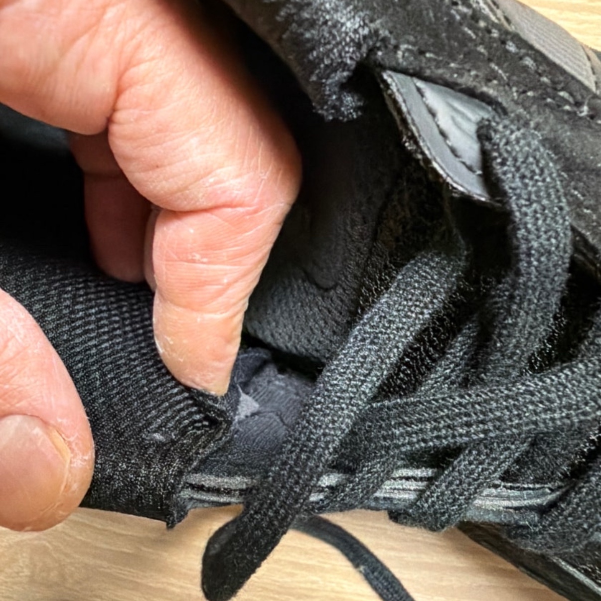 New Balance 990v6 Made in USA Triple Black - D Standard 착용 스타일 - 2