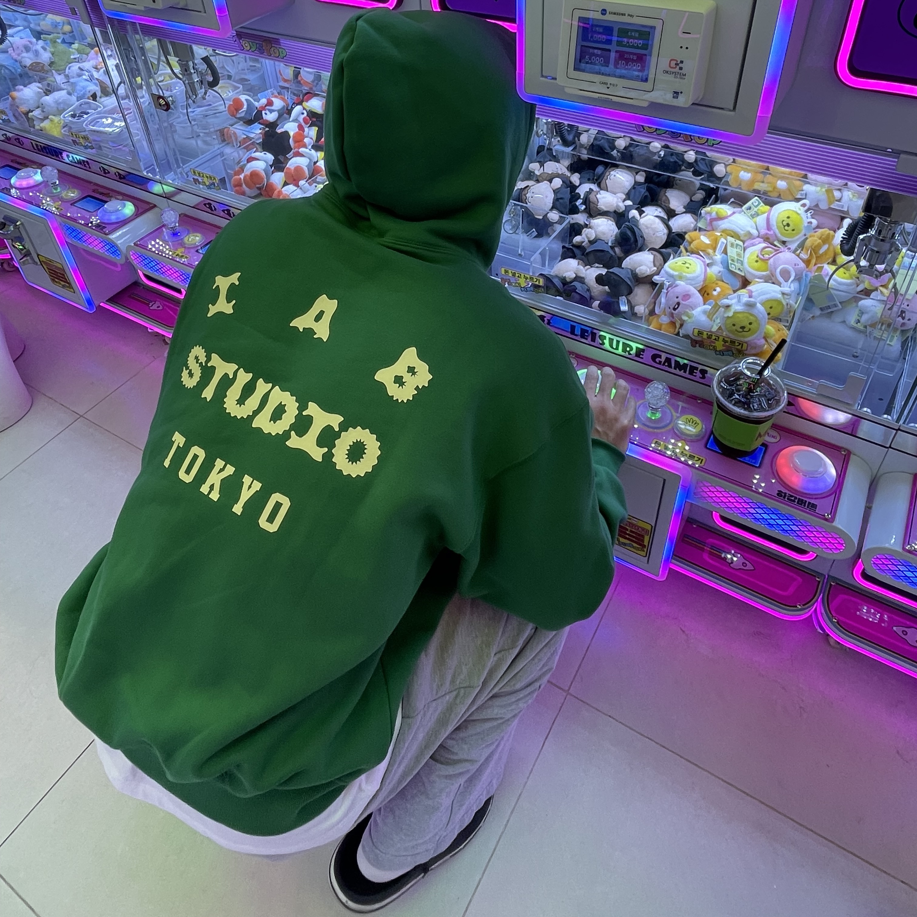 IAB Studio Tokyo Hoodie Green Cream 착용 스타일