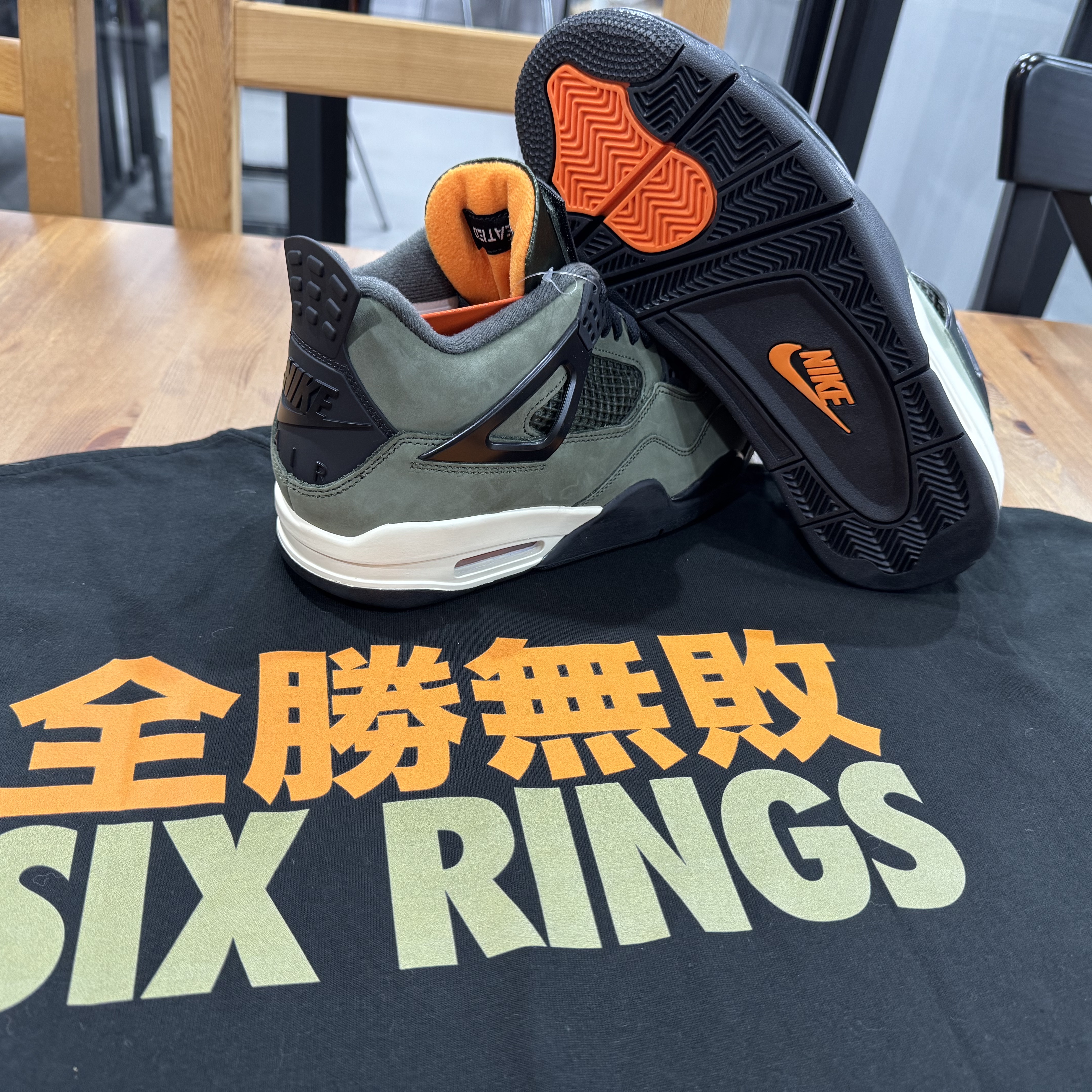 Jordan 4 x Undefeated Retro OG SP Deep Green and Clementine 착용 스타일 - 2