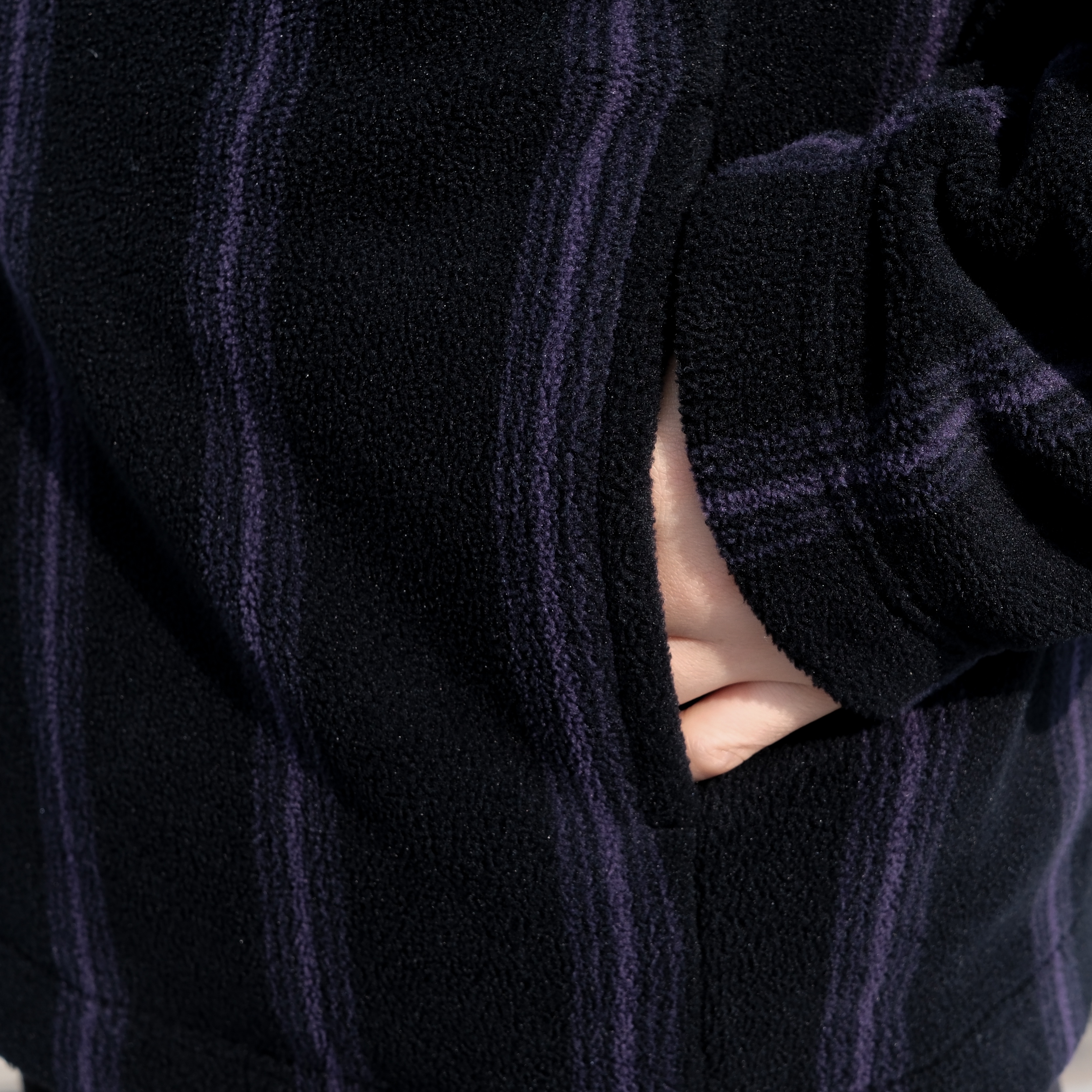 Uniqlo x Needles Fleece Oversized Cardigan Black - KR 착용 스타일 - 5