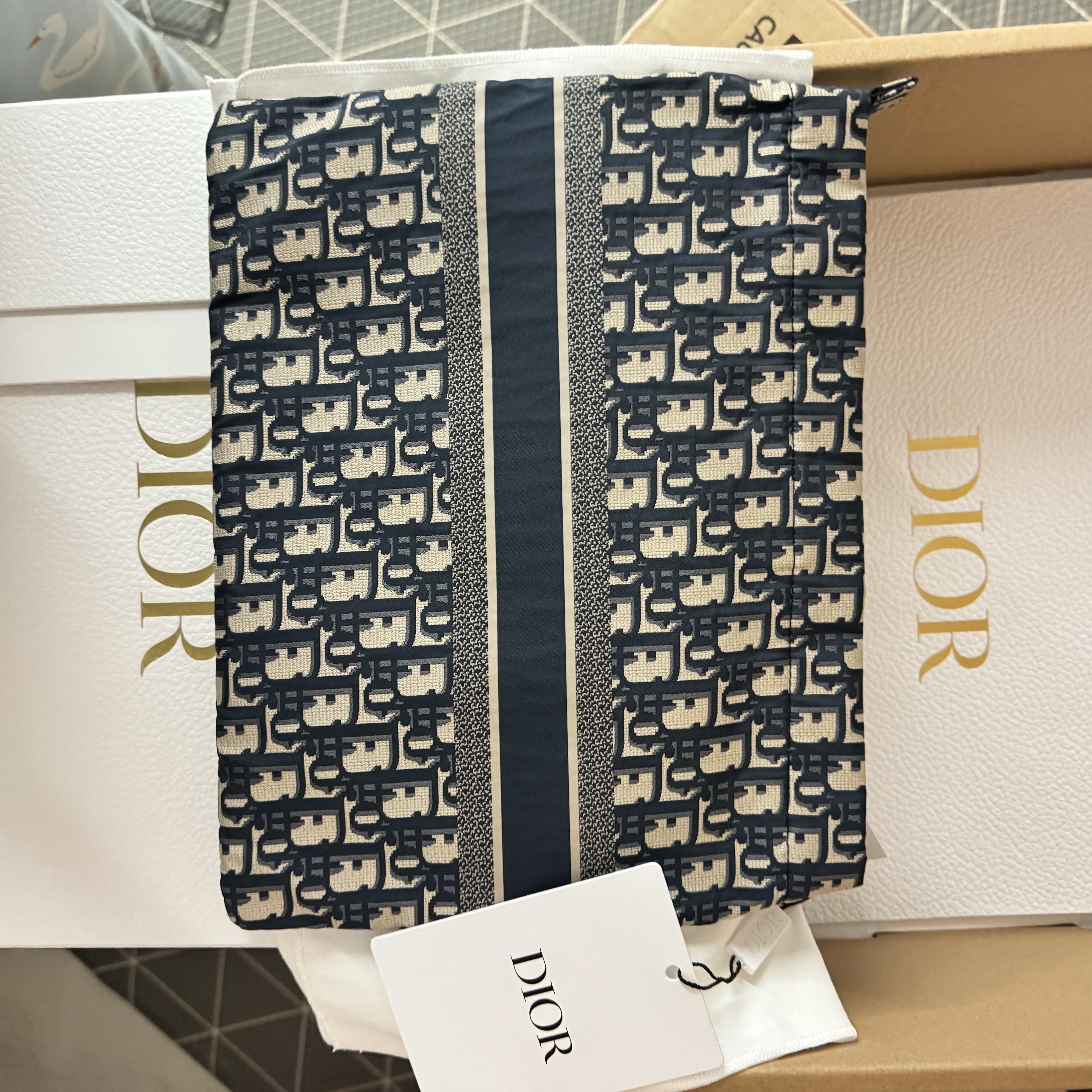 Dior Diortravel Zipper Pouch Dior Oblique Technical Fabric Blue 착용 스타일 - 2