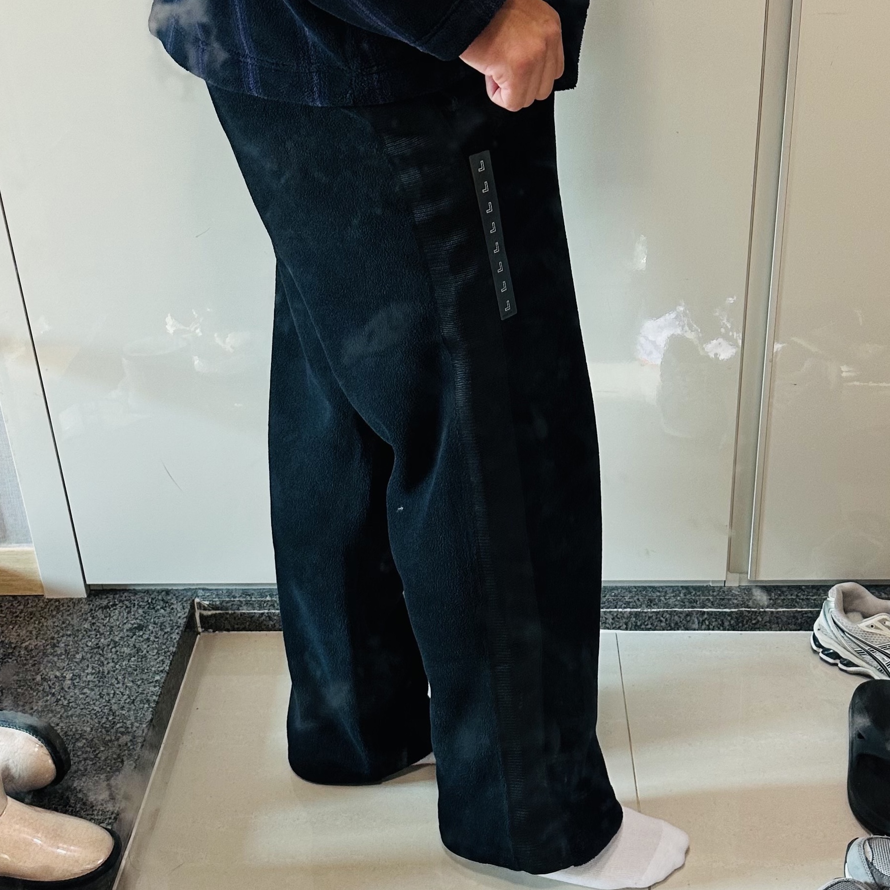 Uniqlo x Needles Fleece Oversized Cardigan Black - KR, Uniqlo x Needles Fleece Wide Pants Black - KR 착용 스타일 - 2