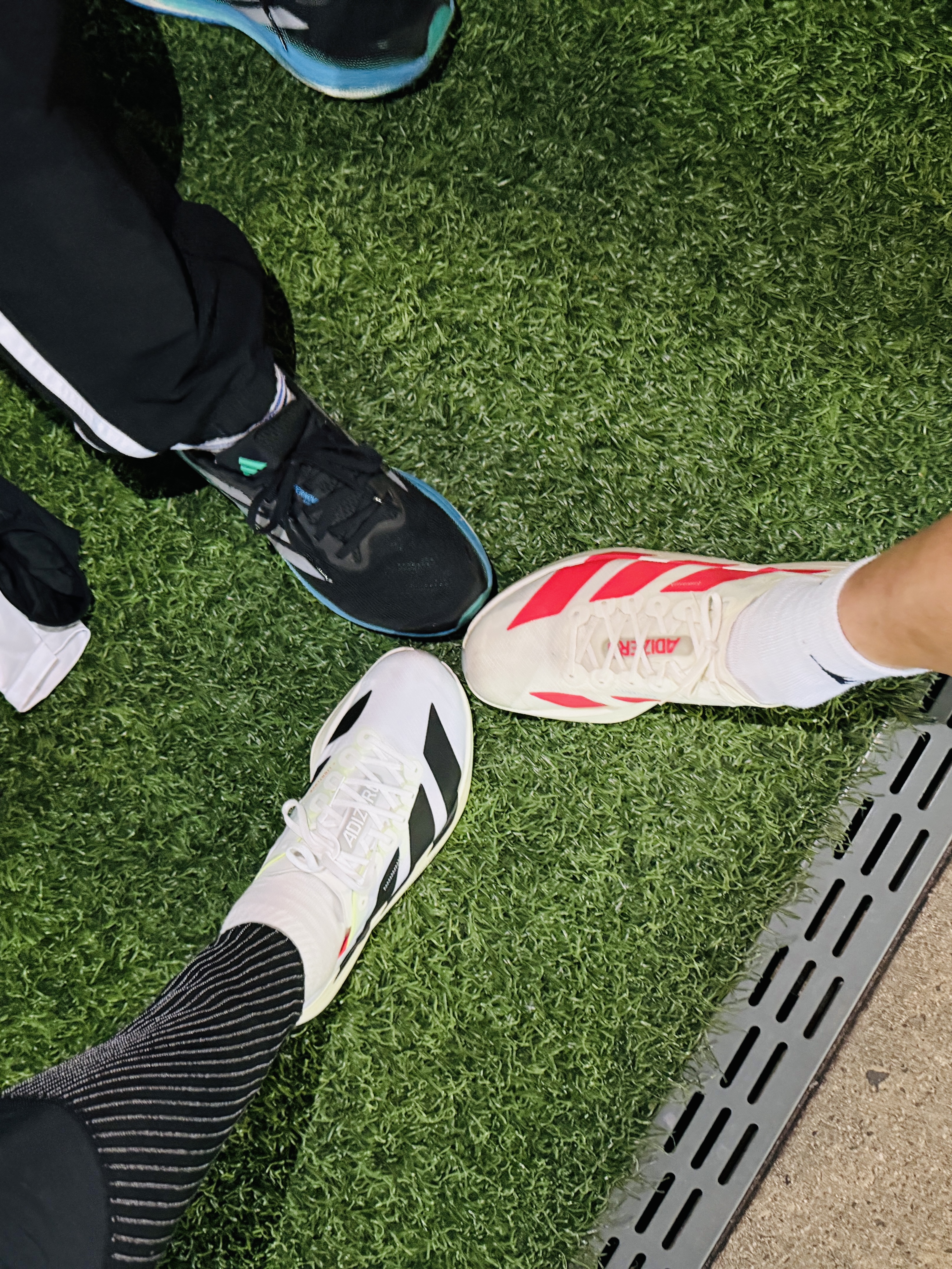 Adidas Adizero Adios Pro 4 Off White Semi Lucid Red, Adidas Adizero Adios Pro 4 Cloud White Core Black 착용 스타일 - 1