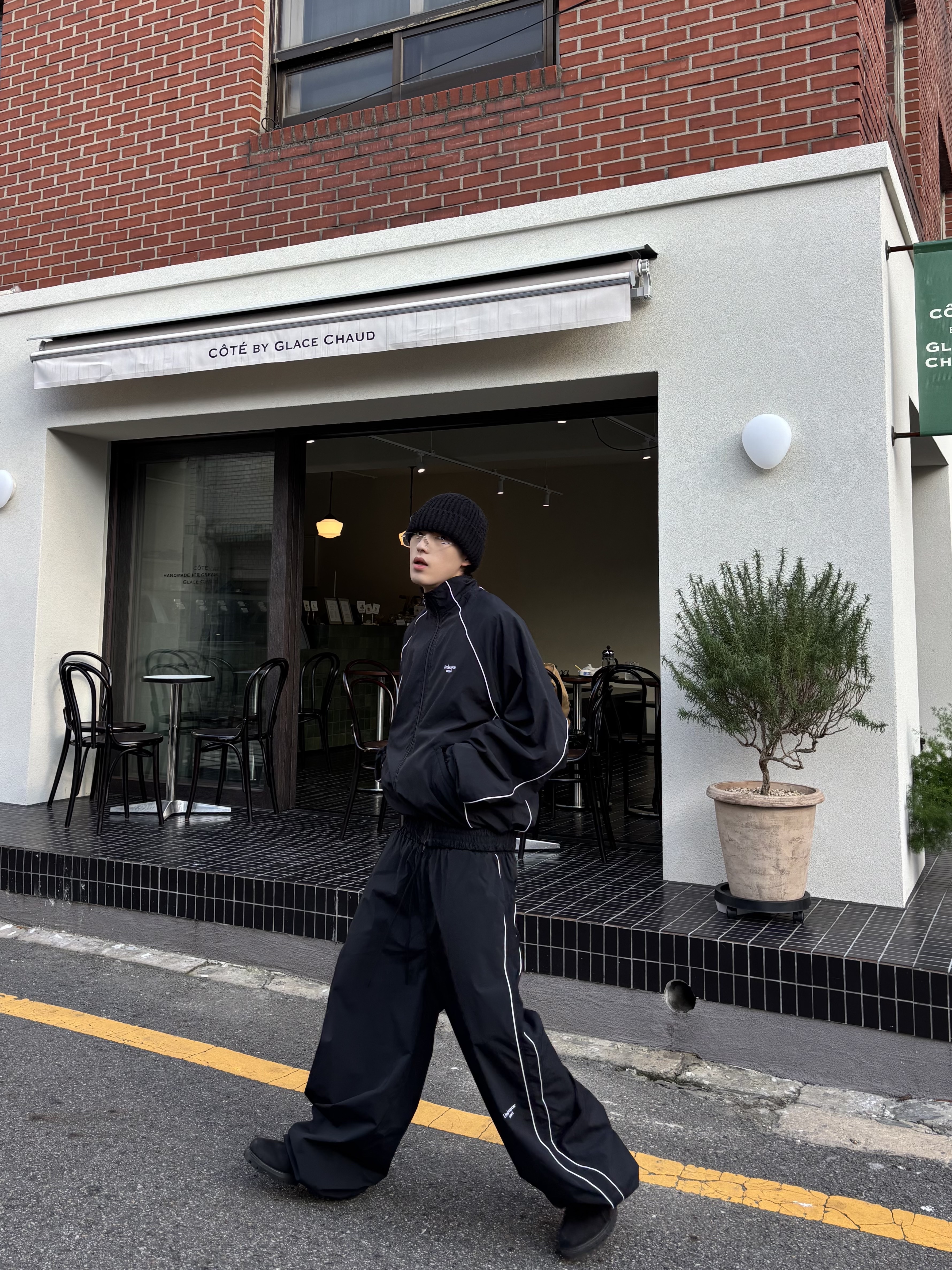 Undermycar MU.132 Original Logo Piping Line Track Jacket Black, Undermycar Mu.126 Original Logo Piping Line Nylon Pants Black 착용 스타일 - 3