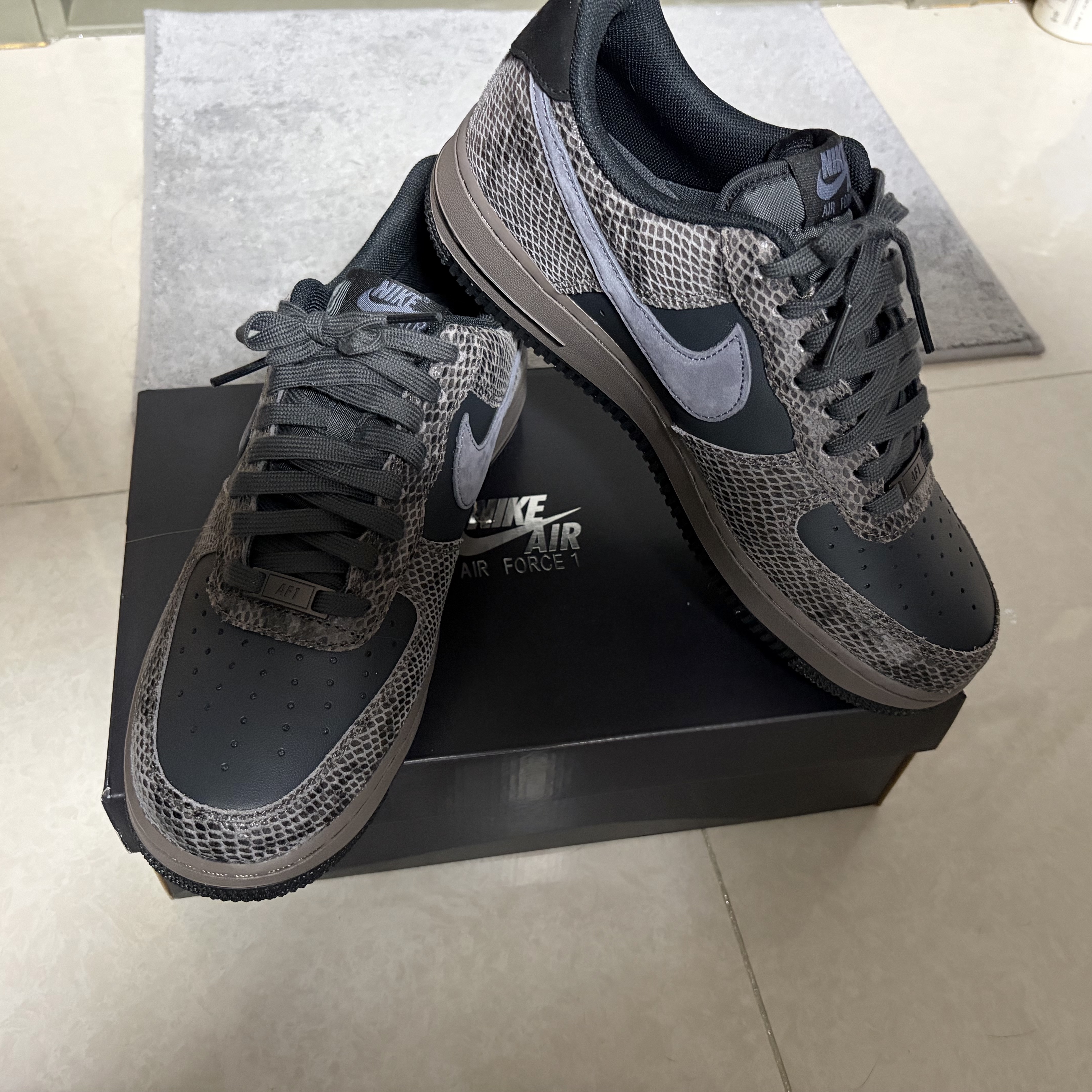 Nike Air Force 1 Low Snakeskin Off Noir Light Carbon 착용 스타일
