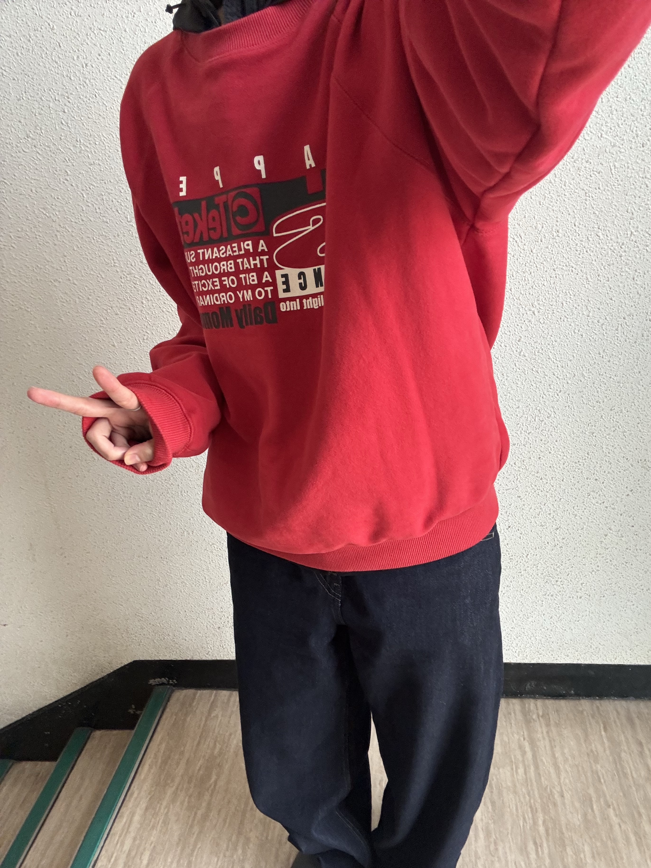 Teket HP Sweatshirt Red 착용 스타일 - 2