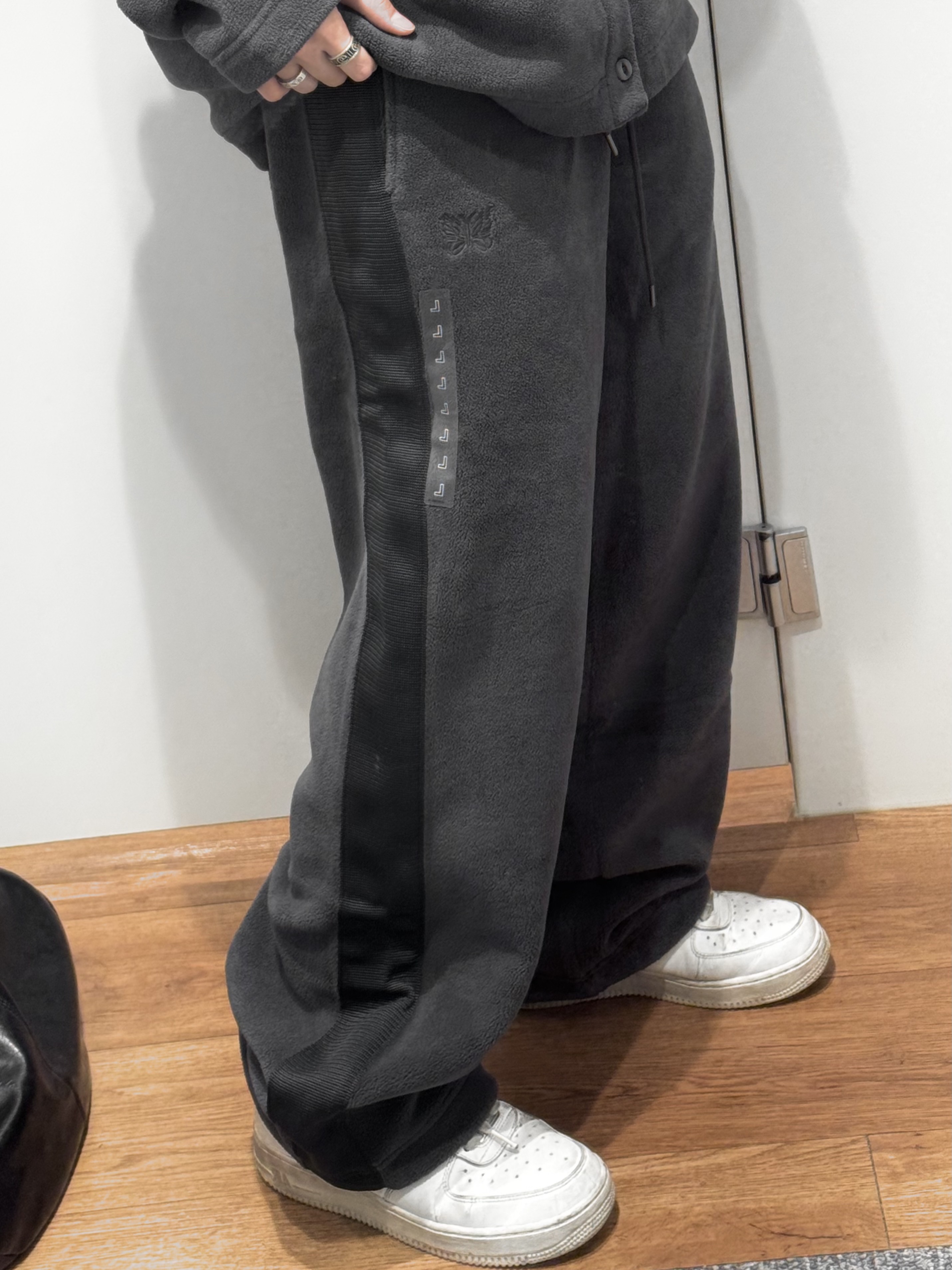 Uniqlo x Needles Fleece Oversized Cardigan Dark Gray - KR, Uniqlo x Needles Fleece Wide Pants Dark Gray - KR 착용 스타일 - 2