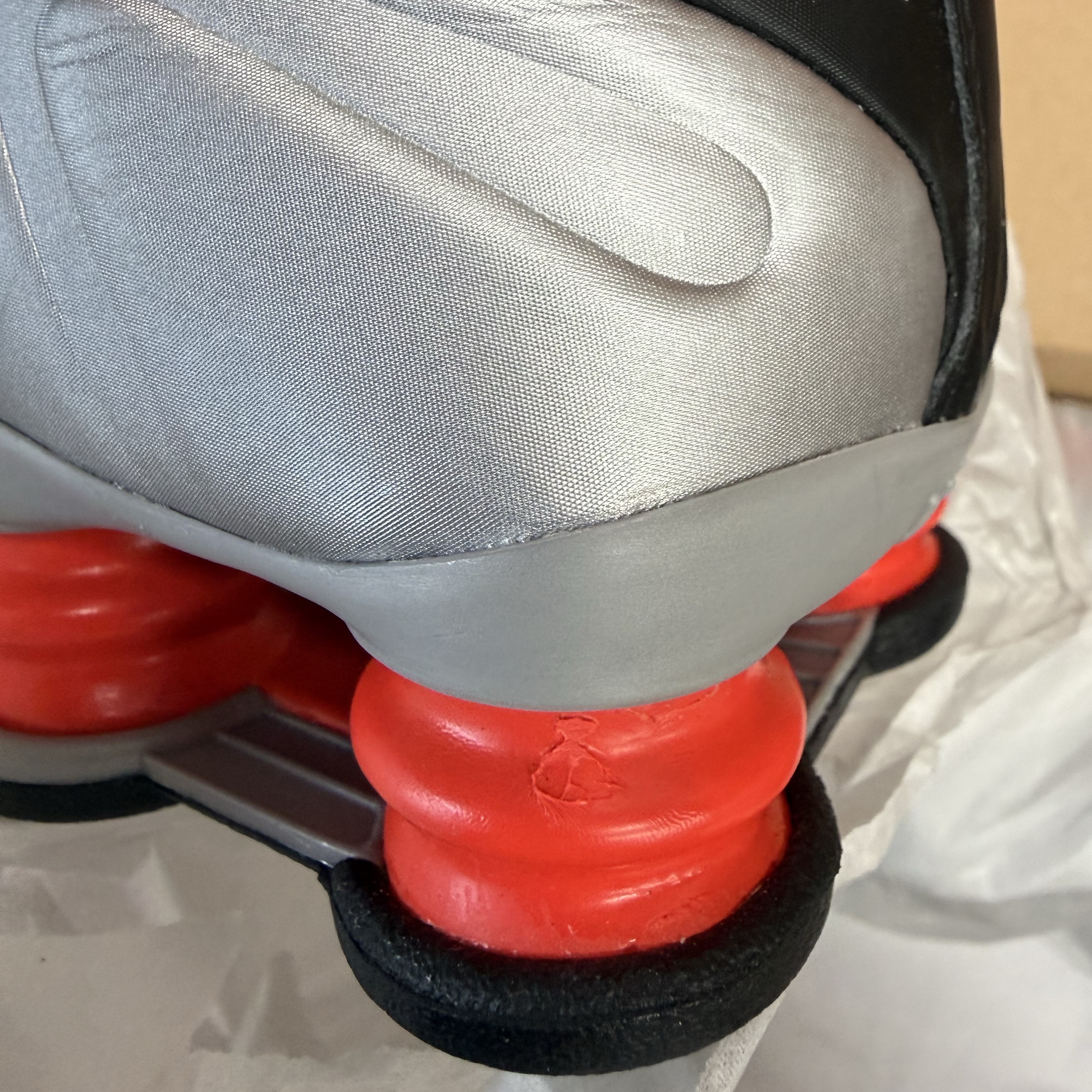 Nike Shox R4 Metallic Silver Red 착용 스타일 - 2