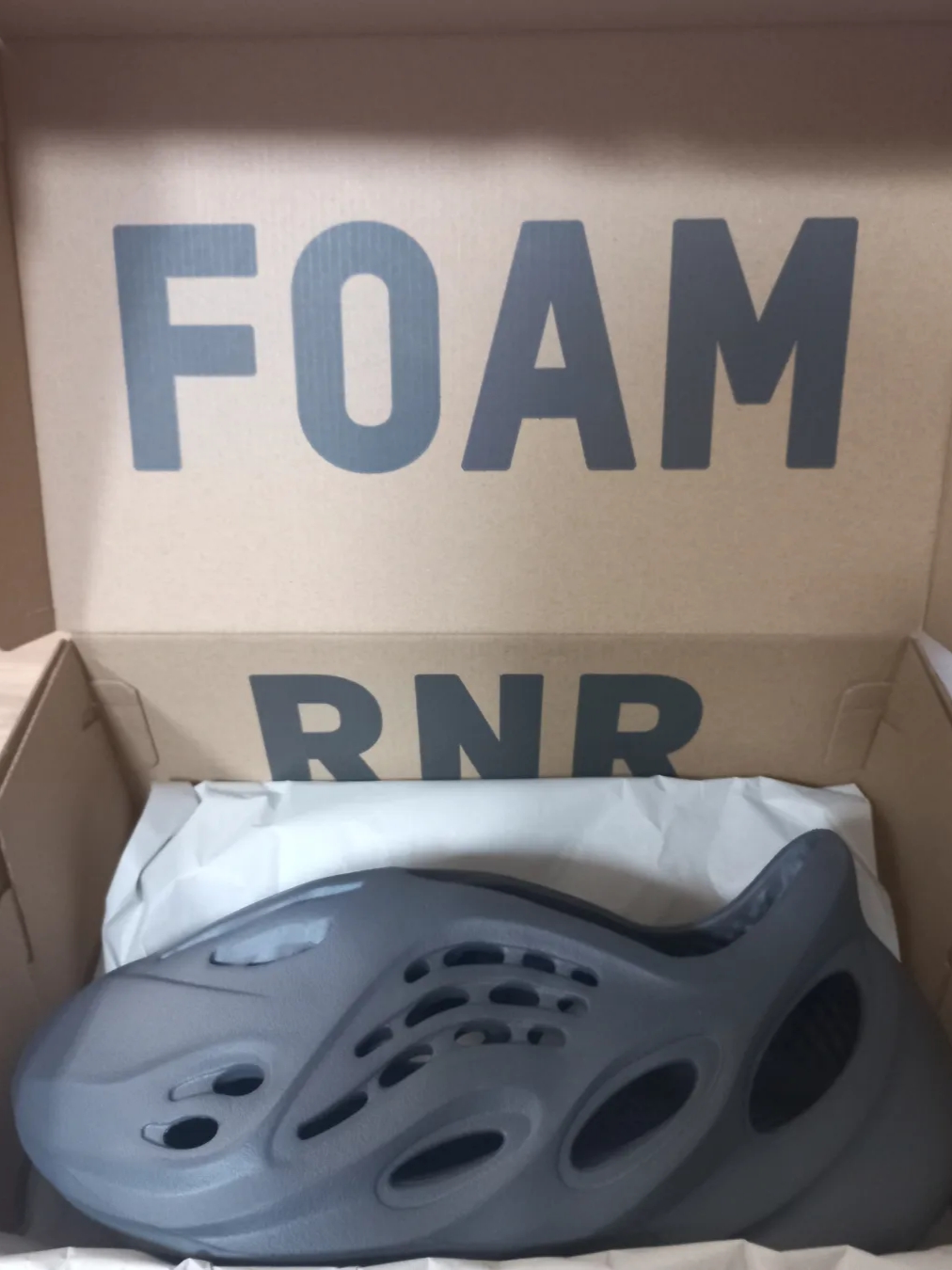 Adidas Yeezy Foam RNNR Onyx 착용 스타일
